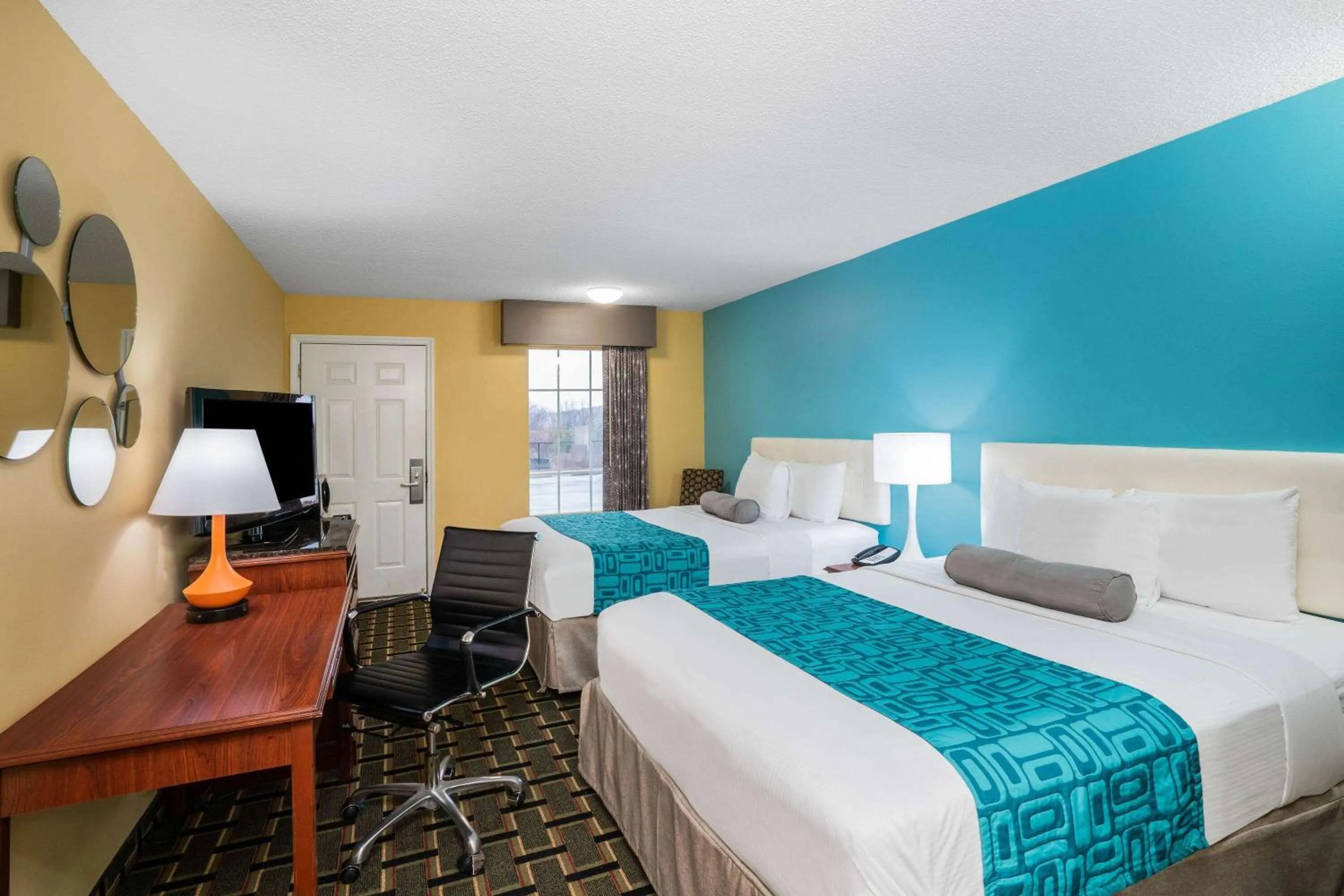 Double Room with Two Double Beds - Non-Smoking in Howard Johnson by Wyndham Dalton