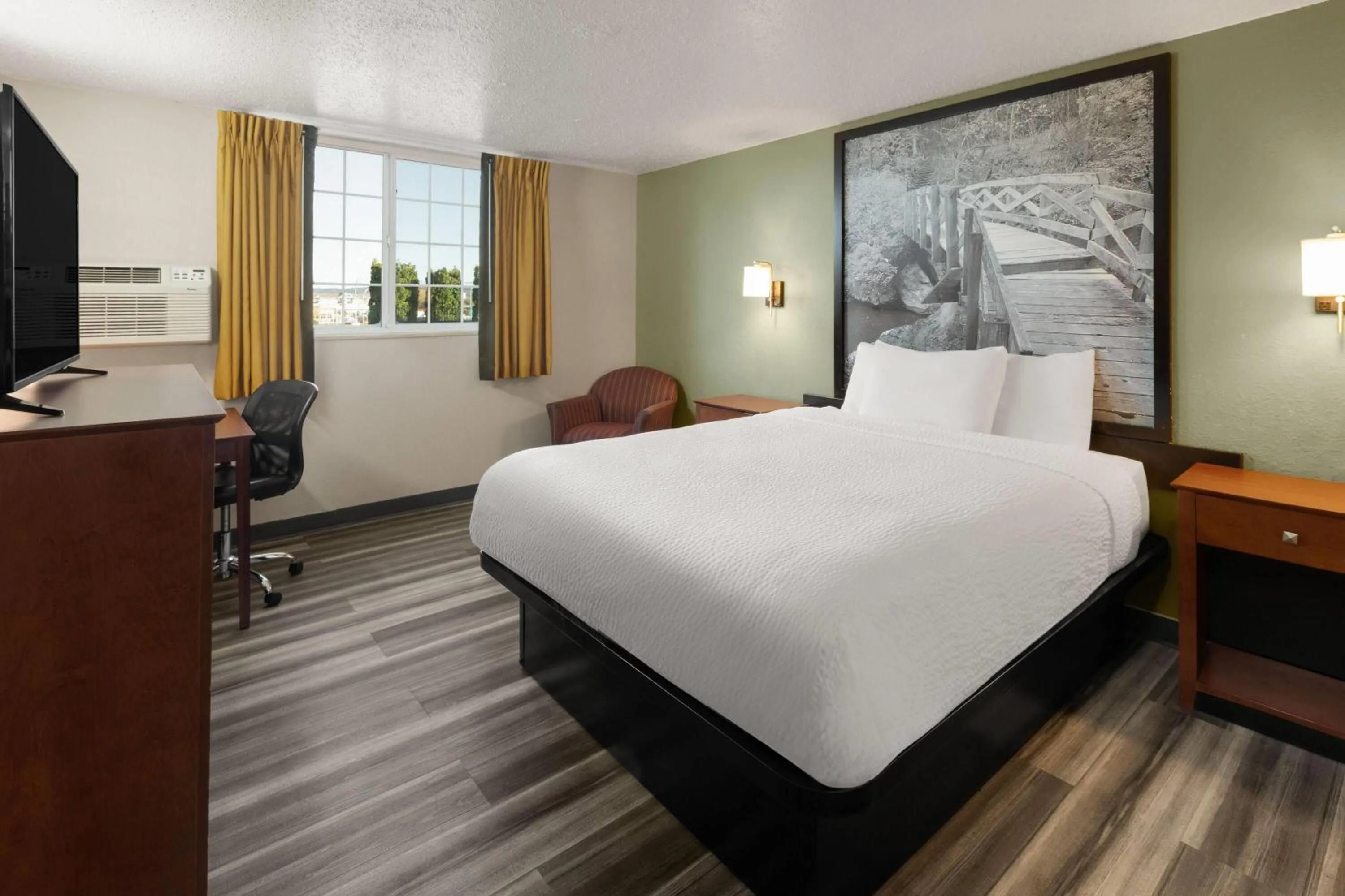 Queen Room with Bath Tub - Mobility Accessible/Non-Smoking in Super 8 by Wyndham Winona MN