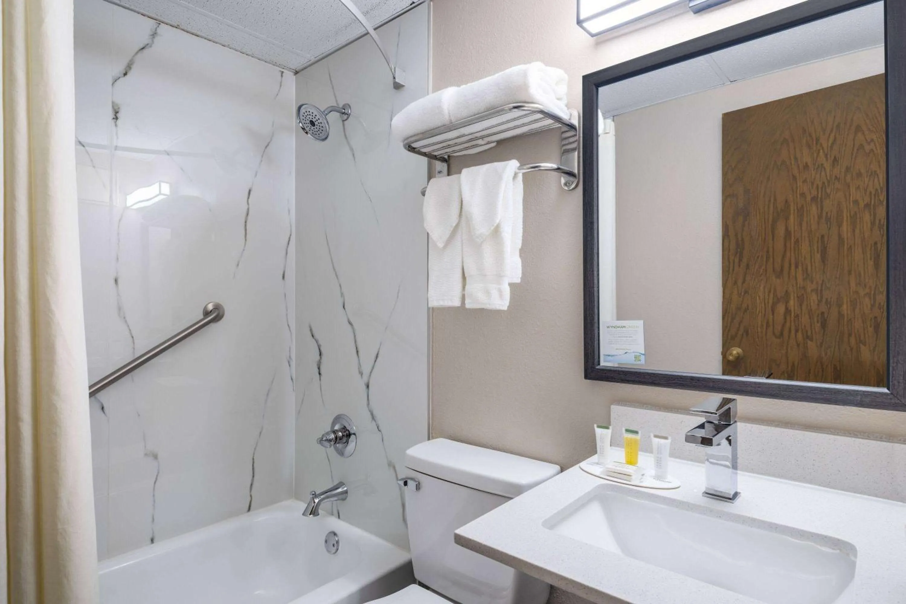 Queen Room - Non-Smoking in Super 8 by Wyndham Owatonna