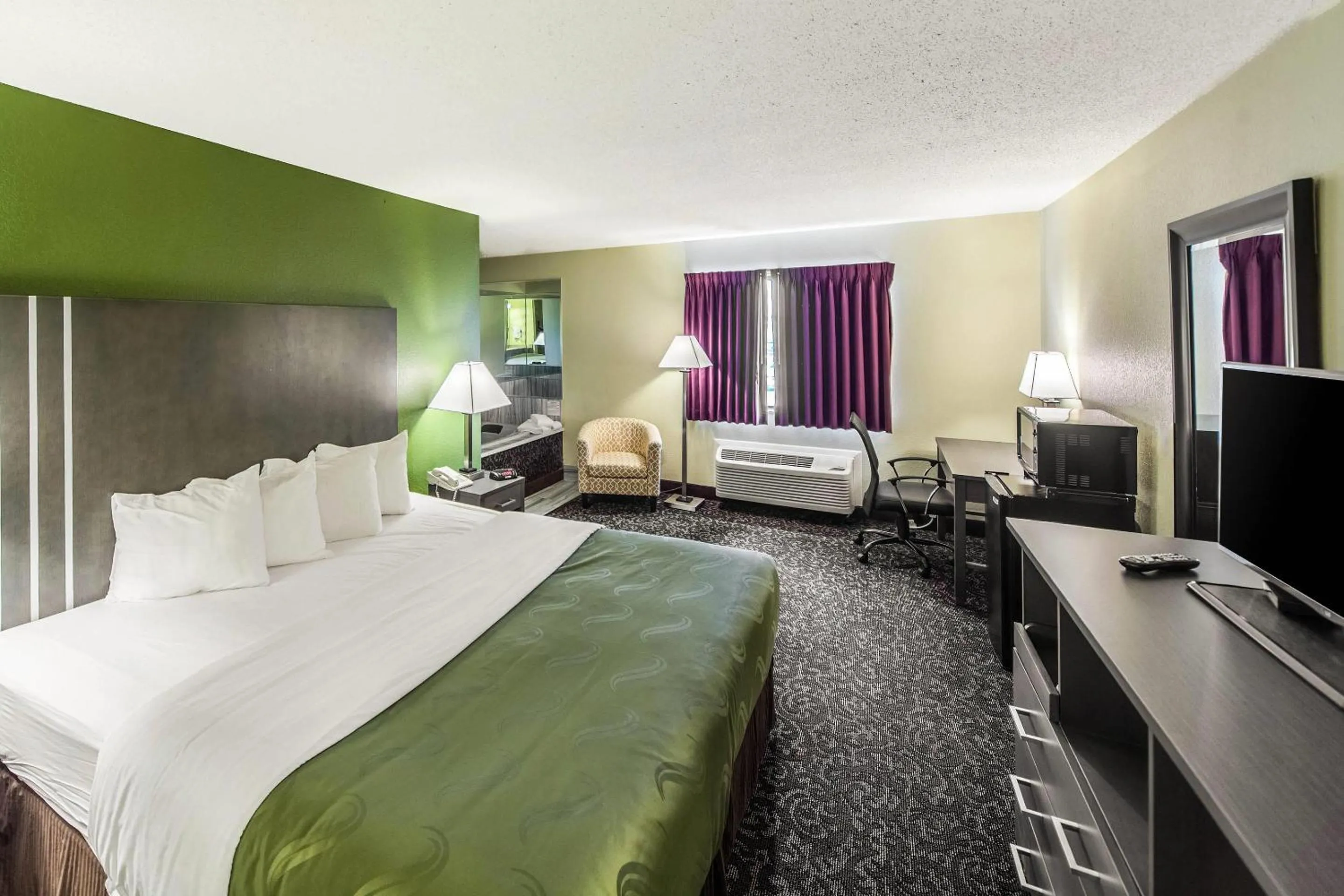 King Suite with Whirlpool - Non-Smoking in Quality Inn Decatur near US-224