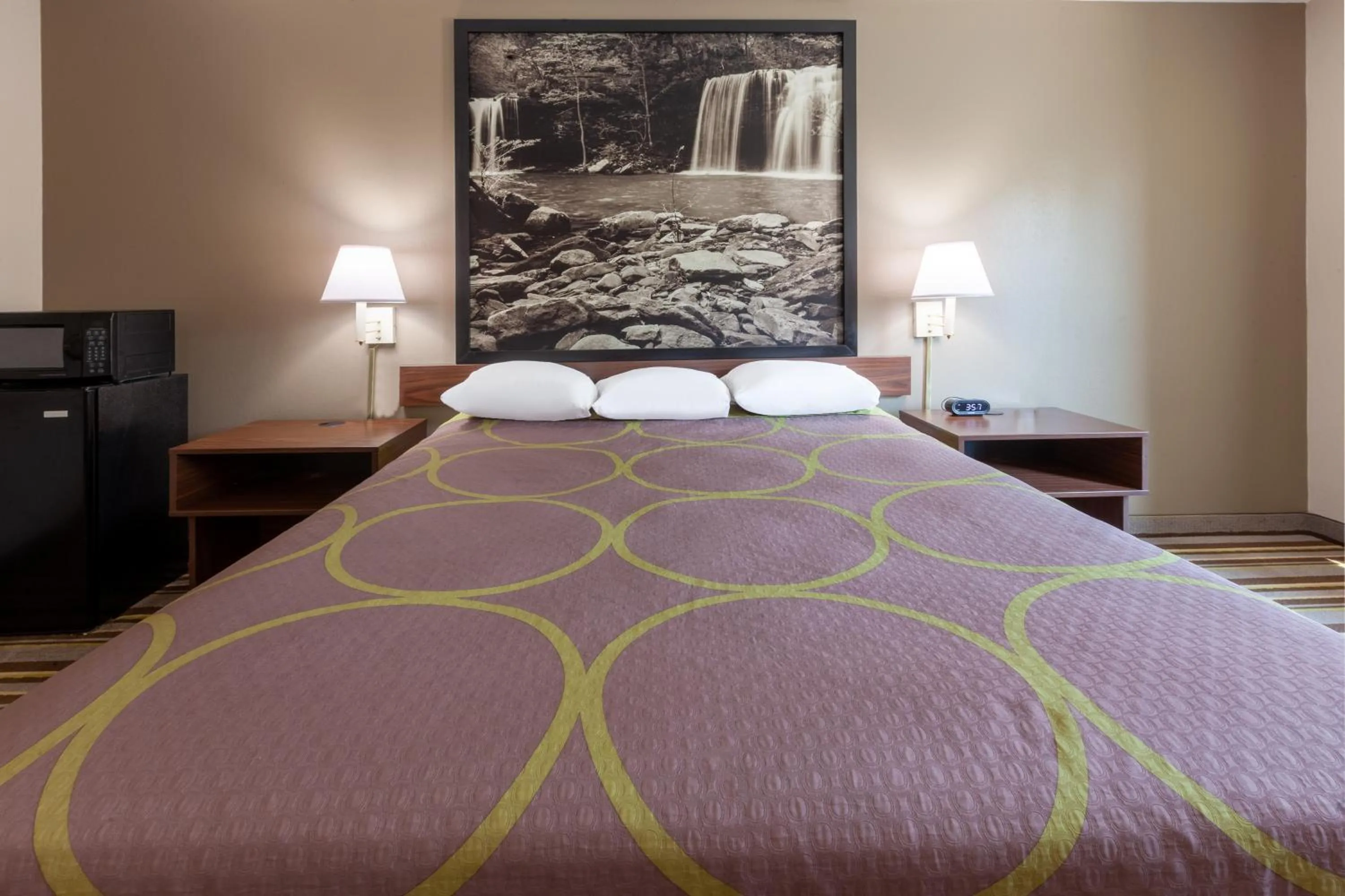 Queen Room - Non-Smoking in Super 8 by Wyndham La Grange KY