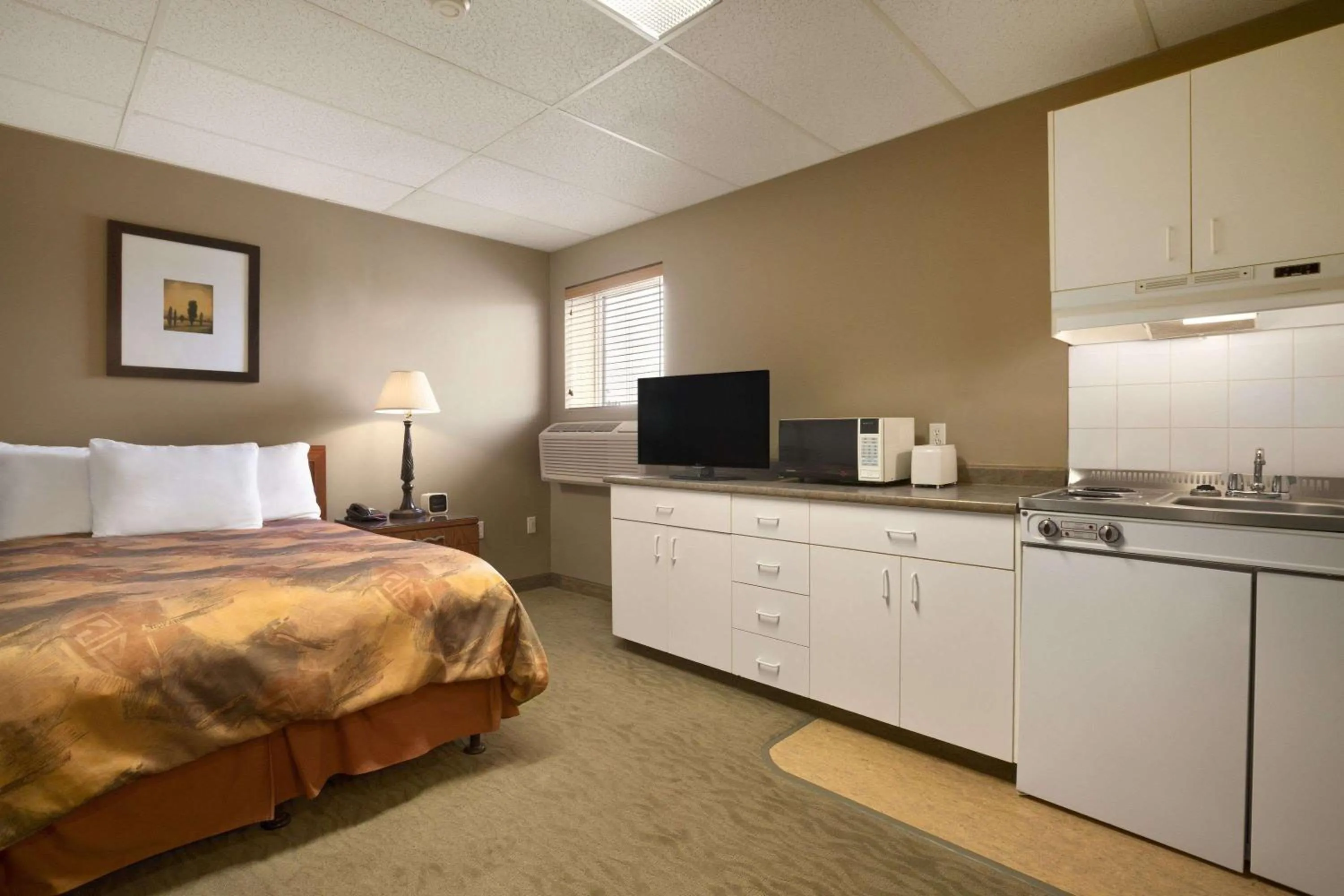 Superior Queen Room - single occupancy in Central Suite Hotel