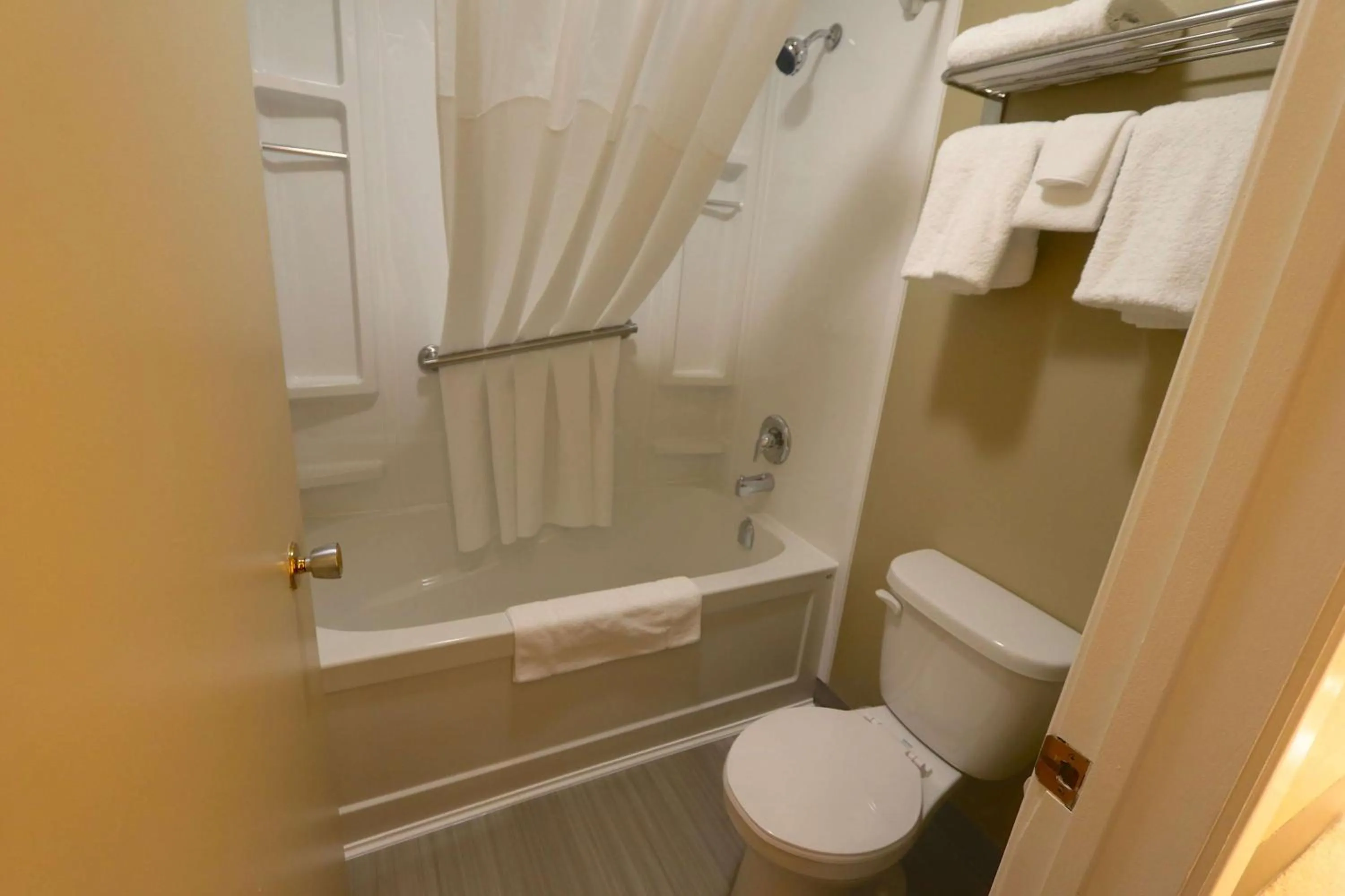 King Room - Non-Smoking in Super 8 by Wyndham Hearst ON