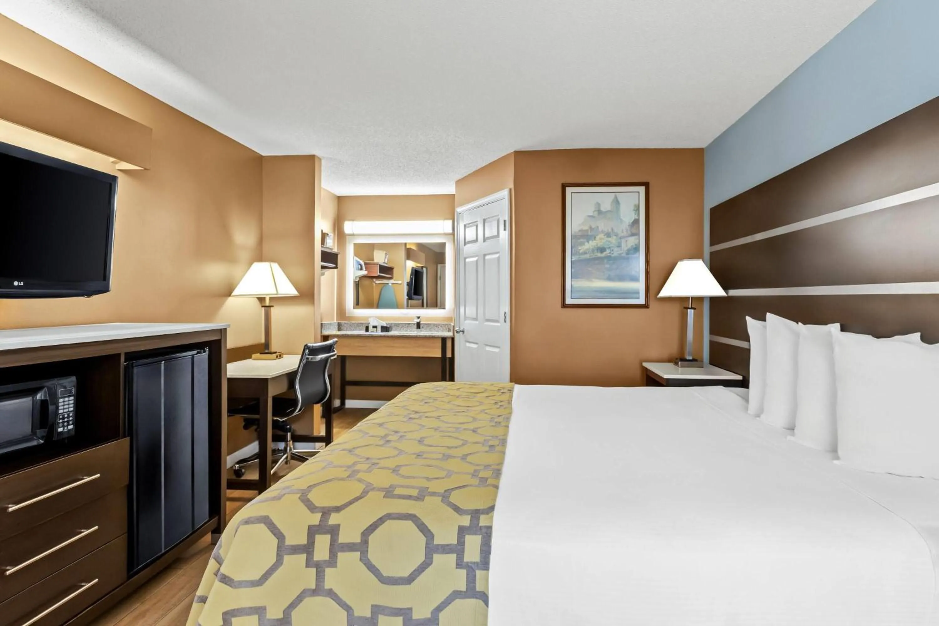 King Room - Non-Smoking in Baymont by Wyndham Forest City