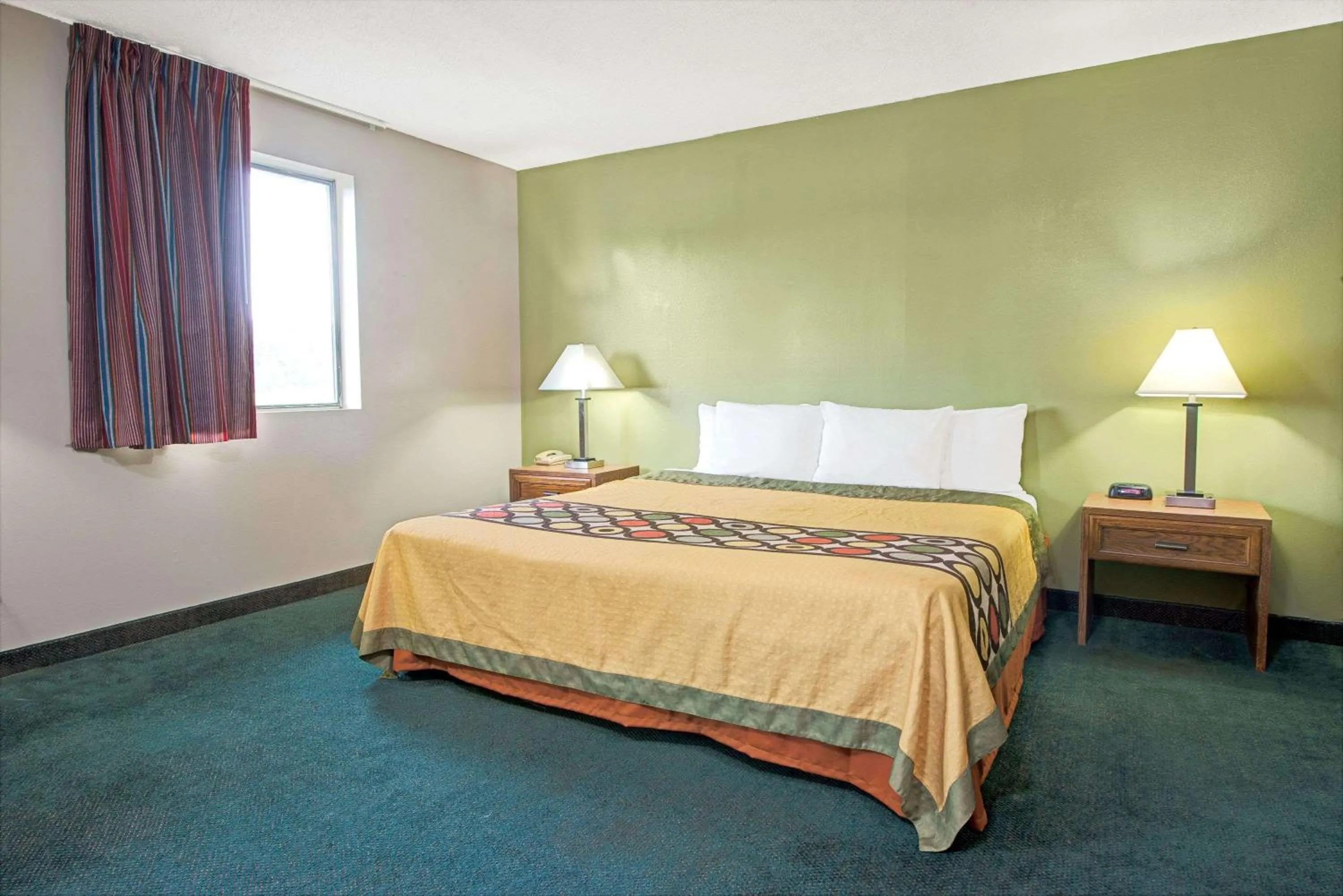 Deluxe King Suite - Non-Smoking in Super 8 by Wyndham Eureka/Six Flags Nearby