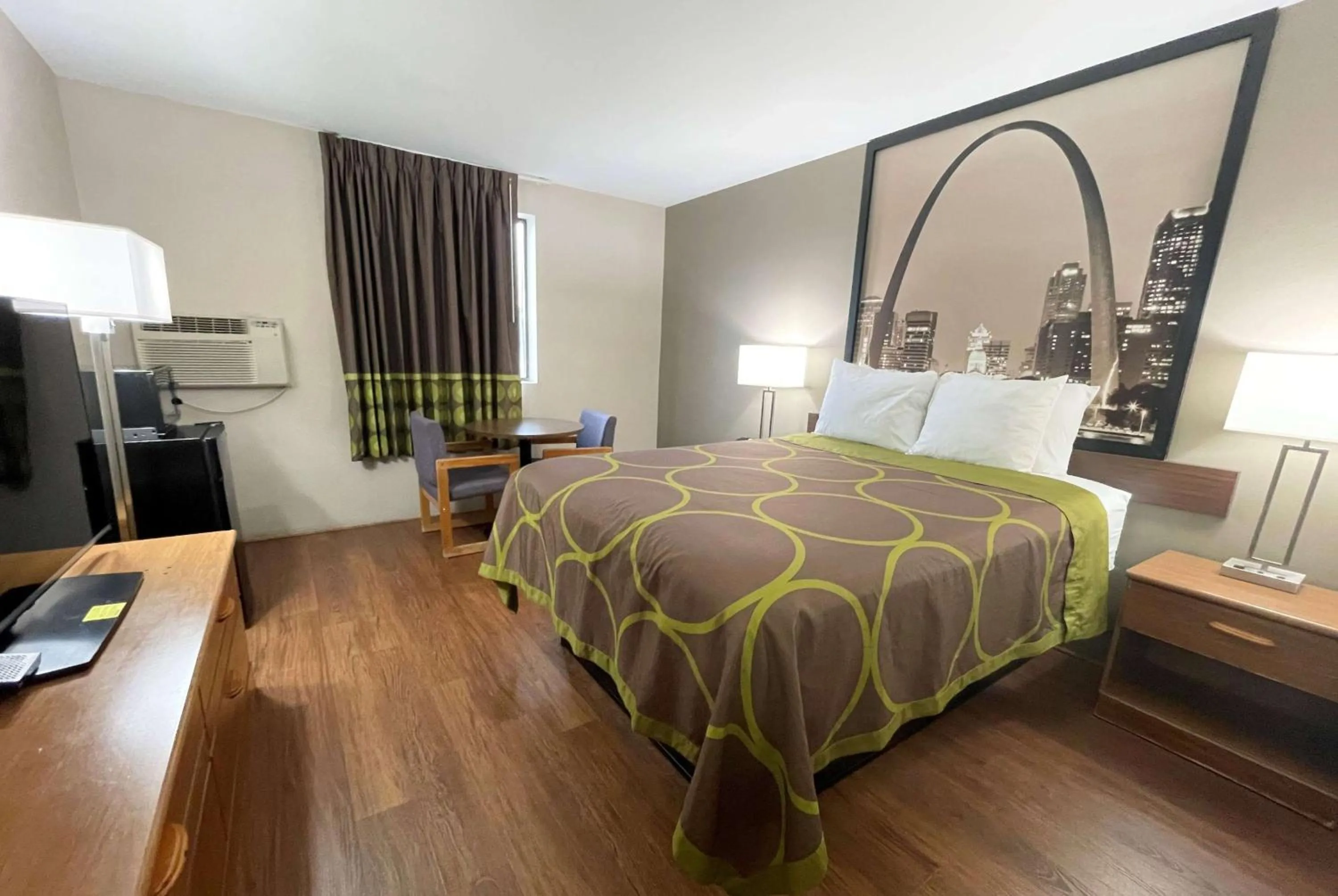 King Suite- Non-Smoking in Super 8 by Wyndham Eureka/Six Flags Nearby