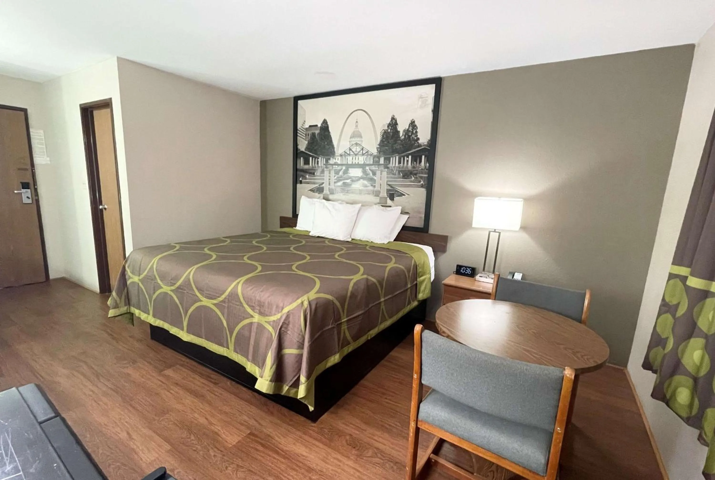 King Room - Non-Smoking in Super 8 by Wyndham Eureka/Six Flags Nearby