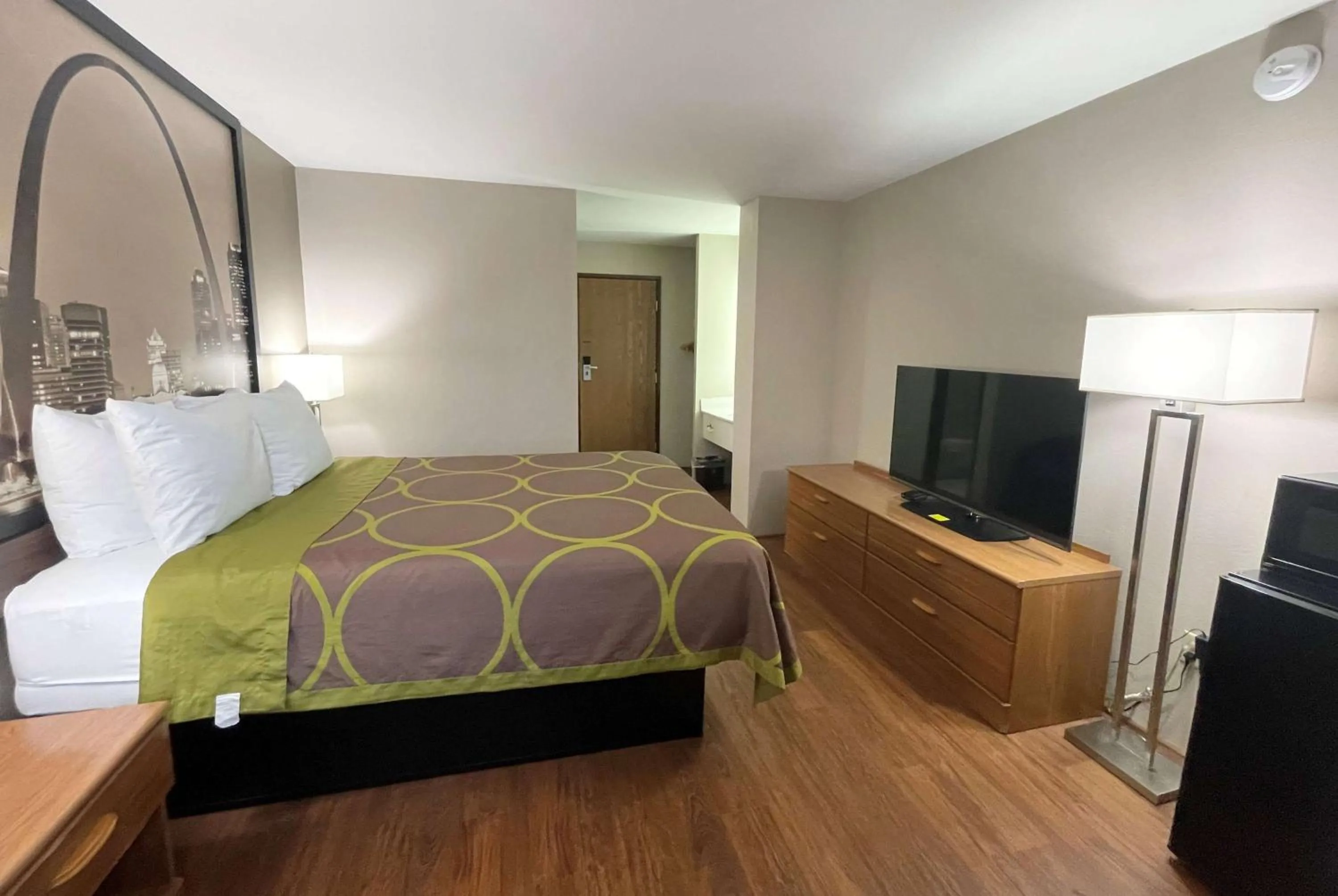 Queen Room - Disability Access - Non-Smoking in Super 8 by Wyndham Eureka/Six Flags Nearby