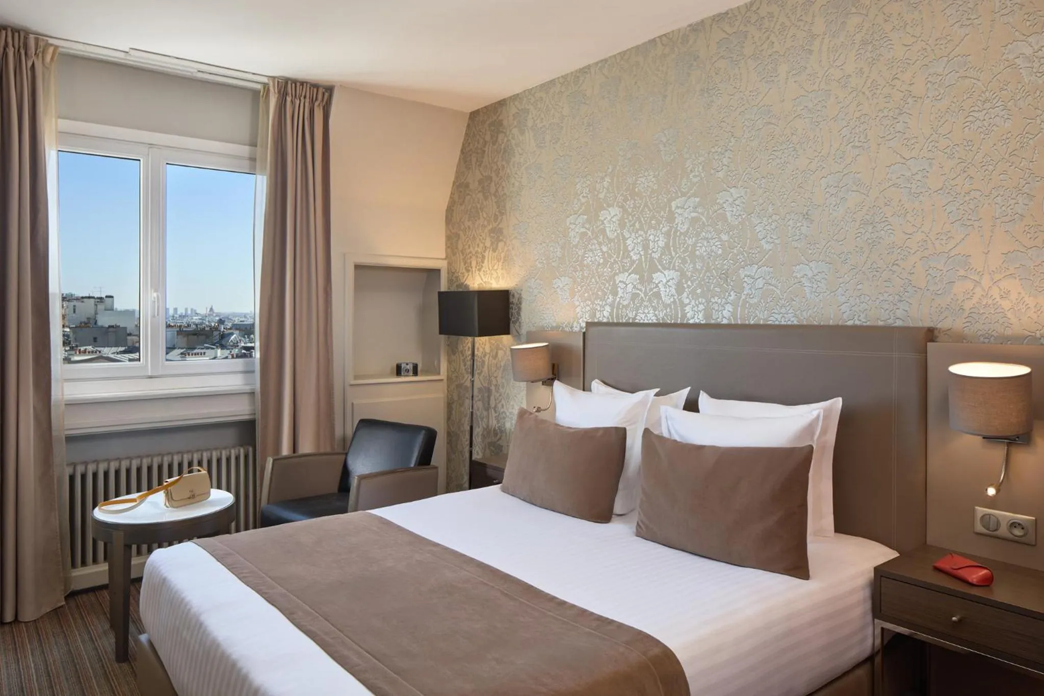 Triple with 2 Rooms in Timhotel Opéra Blanche Fontaine