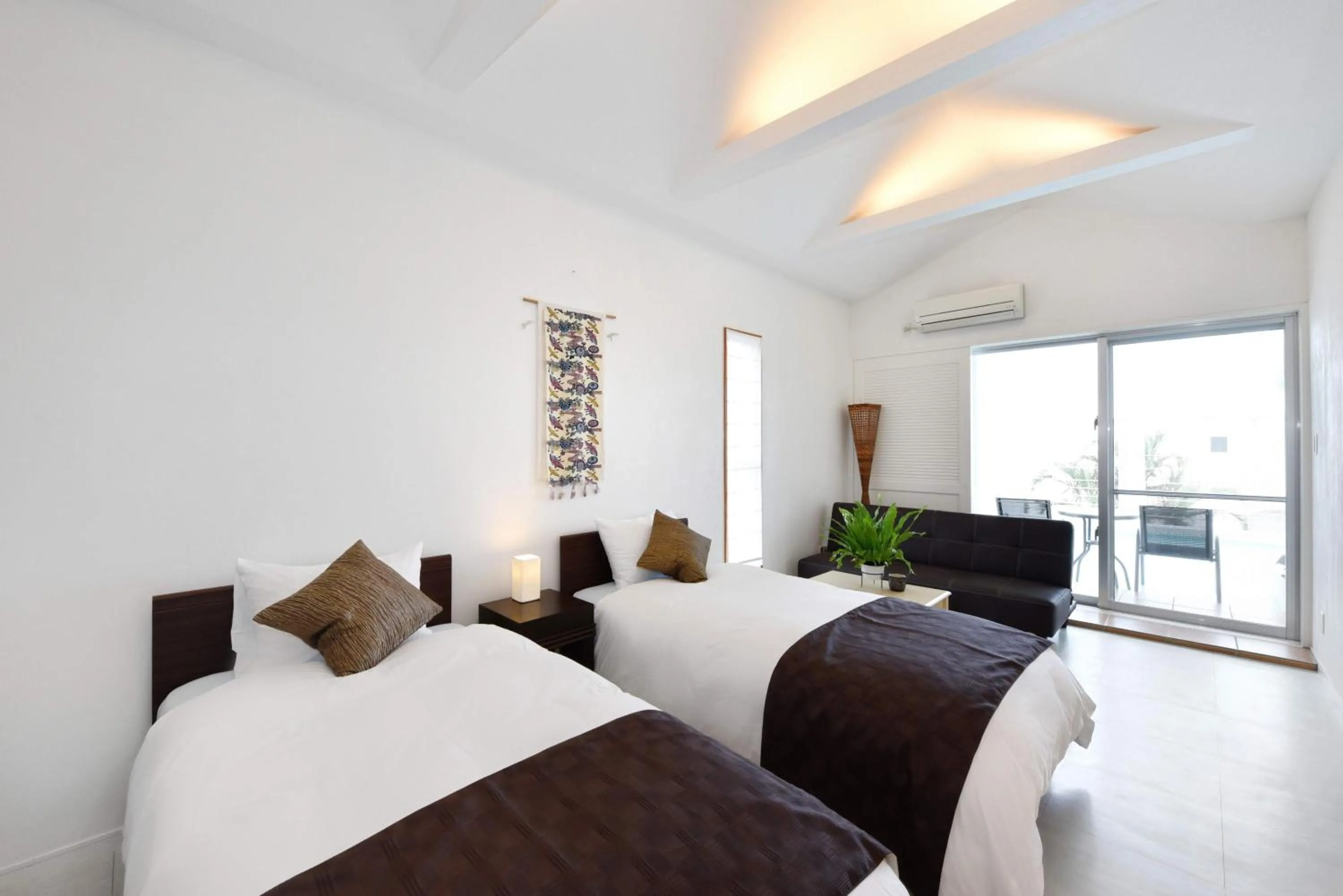 Twin Room with Balcony in Route 6 Inn