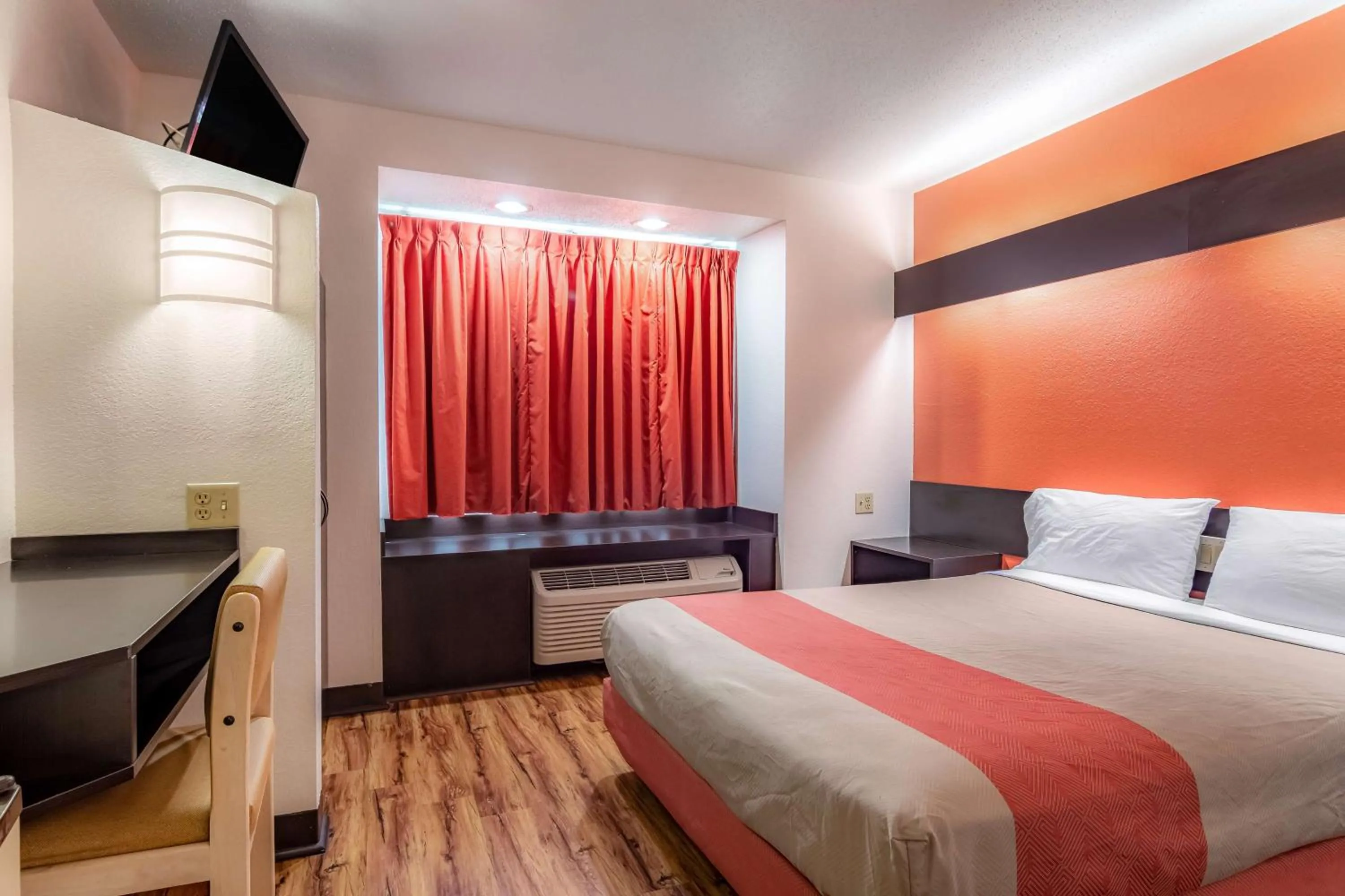 Queen Room - Non-Smoking in Motel 6 Chattanooga Downtown