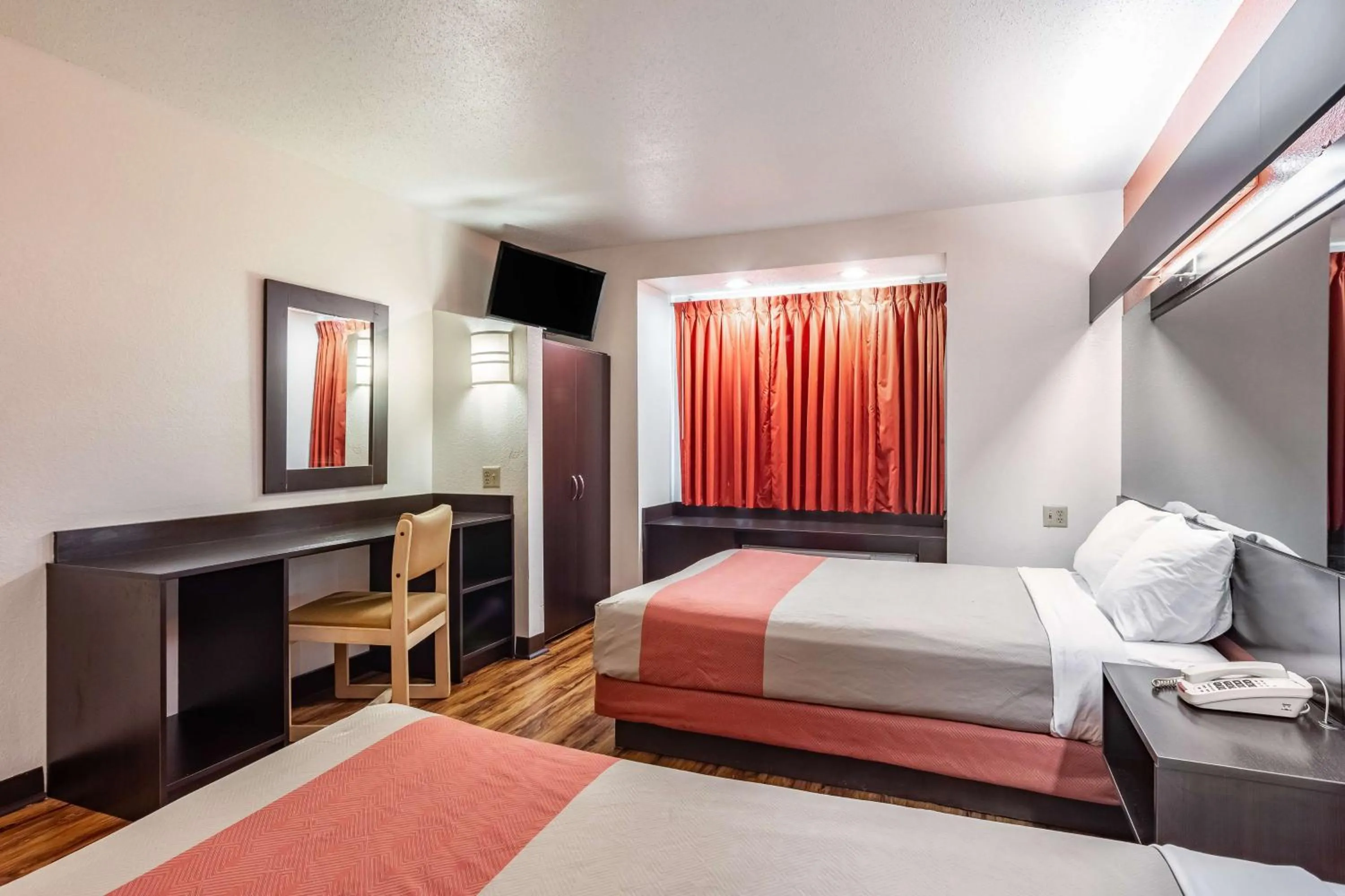 Queen Room with Two Queen Beds - Smoking in Motel 6 Chattanooga Downtown