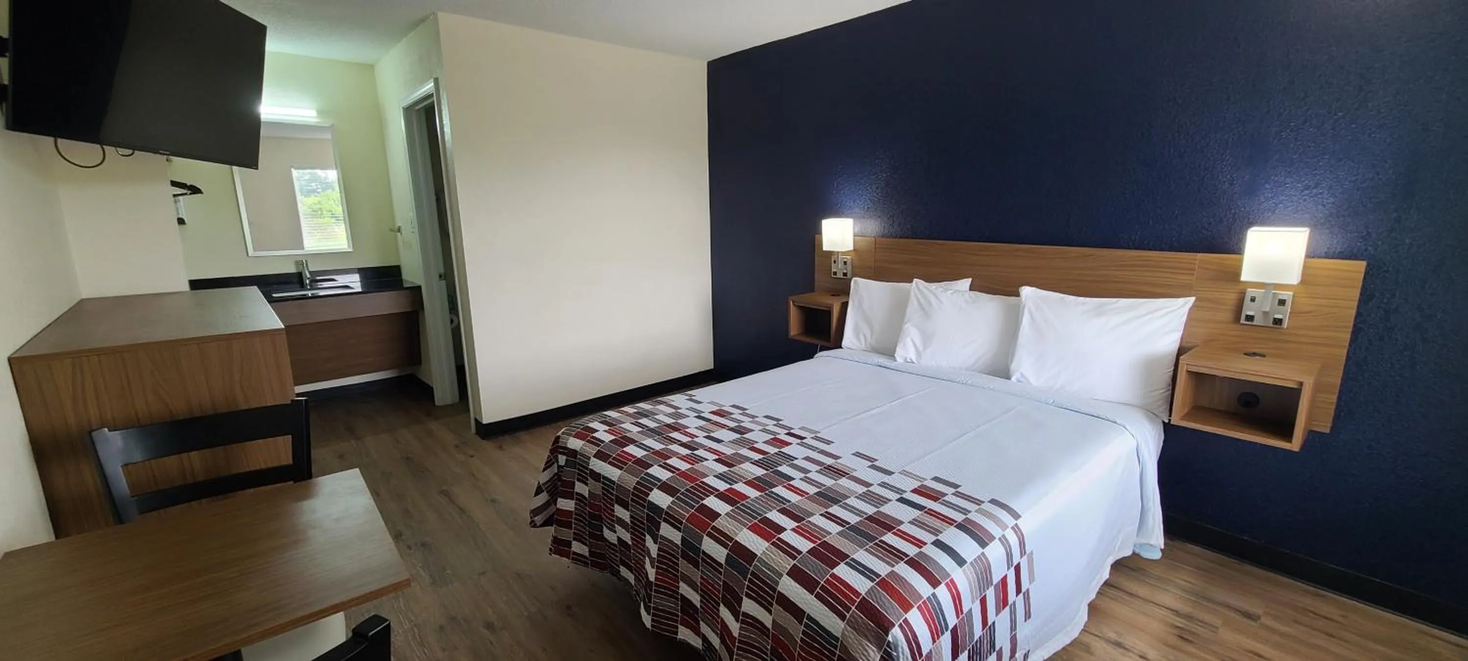 Deluxe Queen Room Disability Access Non-Smoking in Red Roof Inn Byron