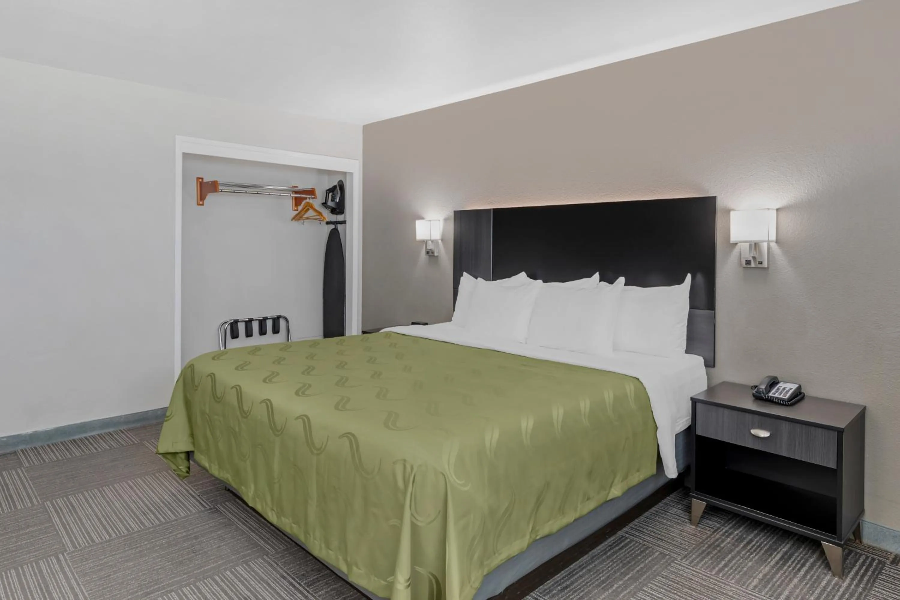 King Room - Non Smoking/Pet Friendly in Quality Inn Kettleman City near Hwy 41