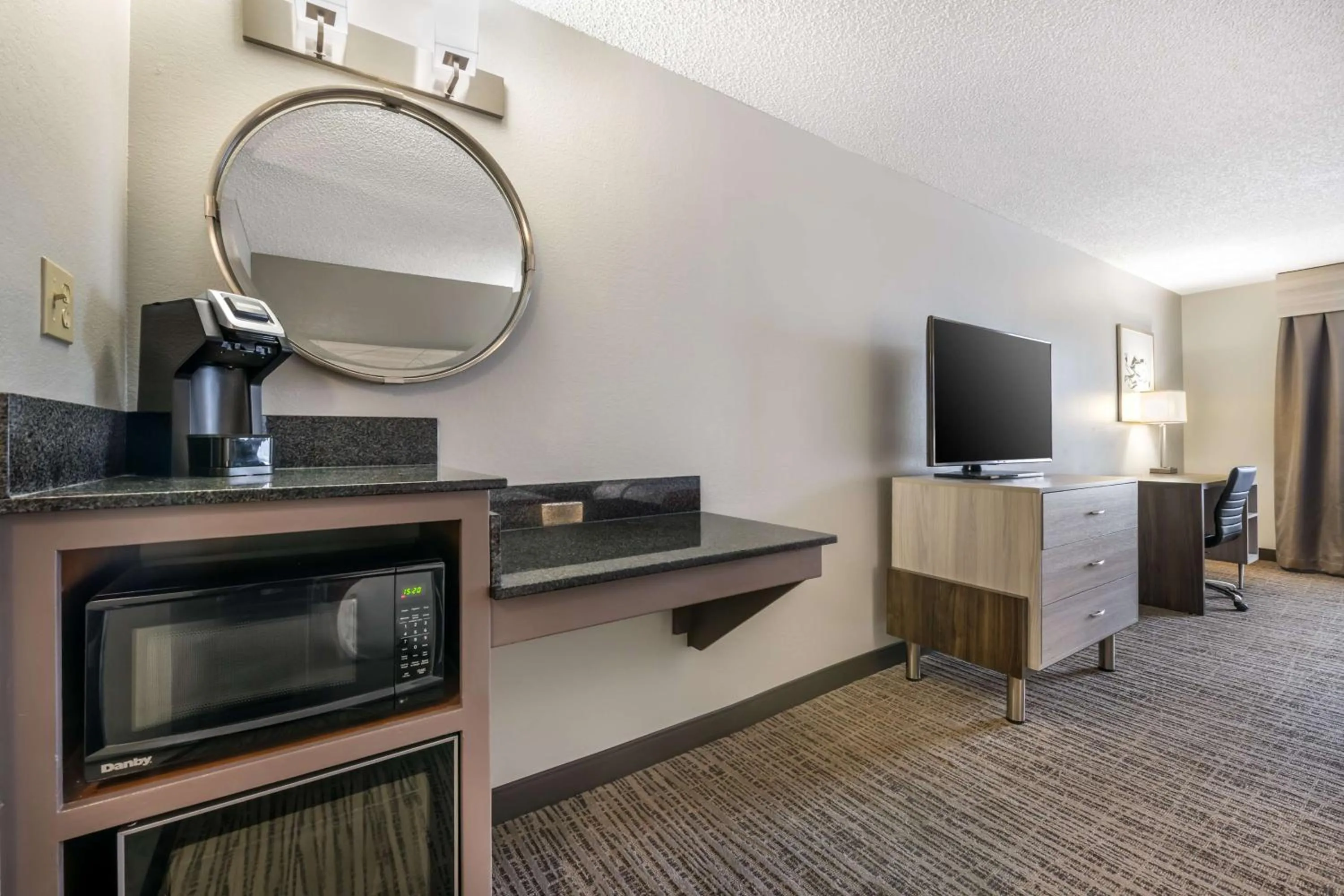 Queen Room with Two Queen Beds and Mobility Accessible Bathtub in Best Western Plus Lake City