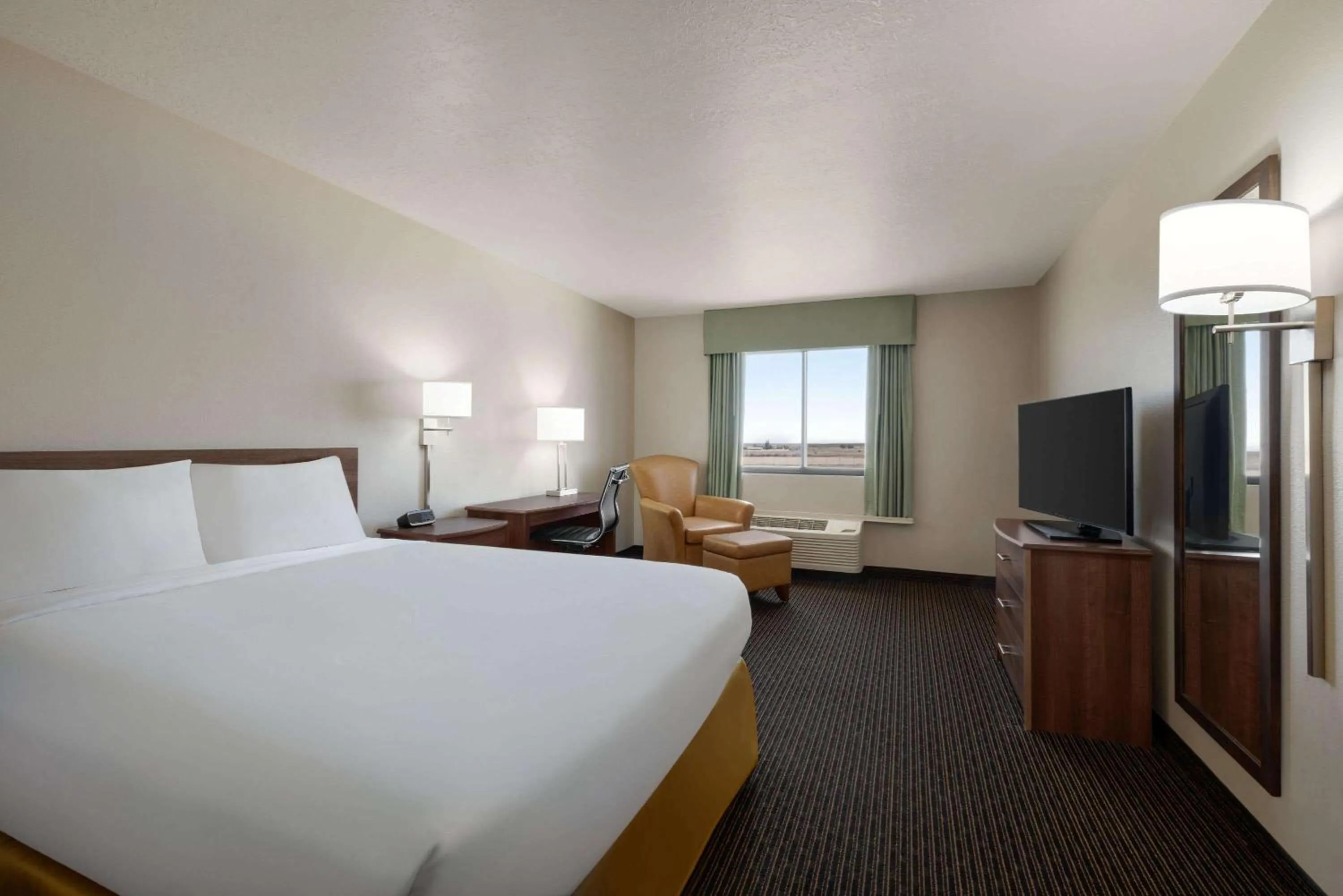 Queen Room - Non-Smoking in Travelodge by Wyndham Vaughn