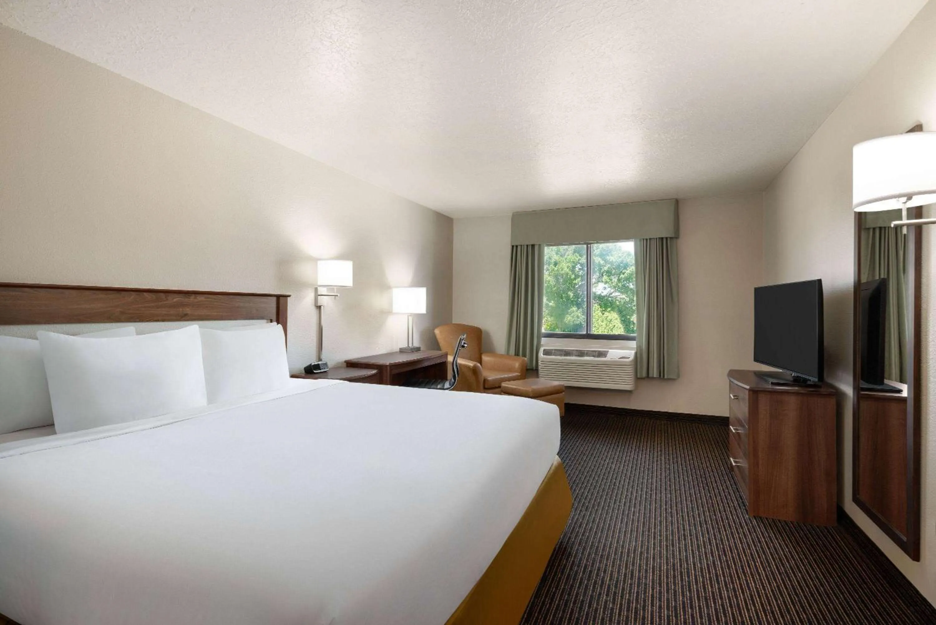 King Room - Non-Smoking in Travelodge by Wyndham Vaughn