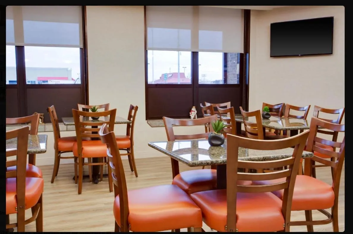 King Room - Non Smoking/Interior Hall in Mustang Inn