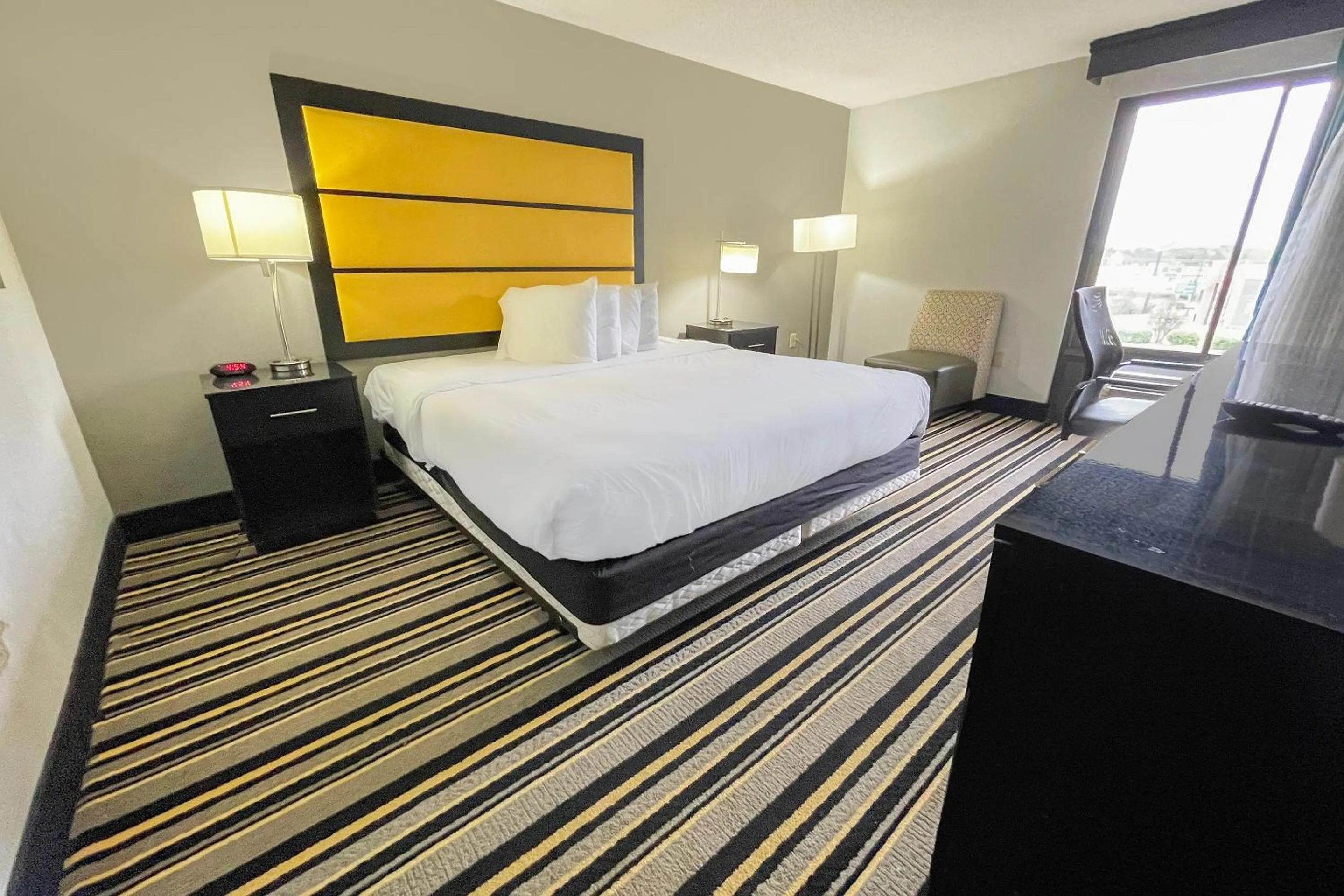 Premium King bed Non-Smoking in OYO Townhouse Jackson - Ridgeland