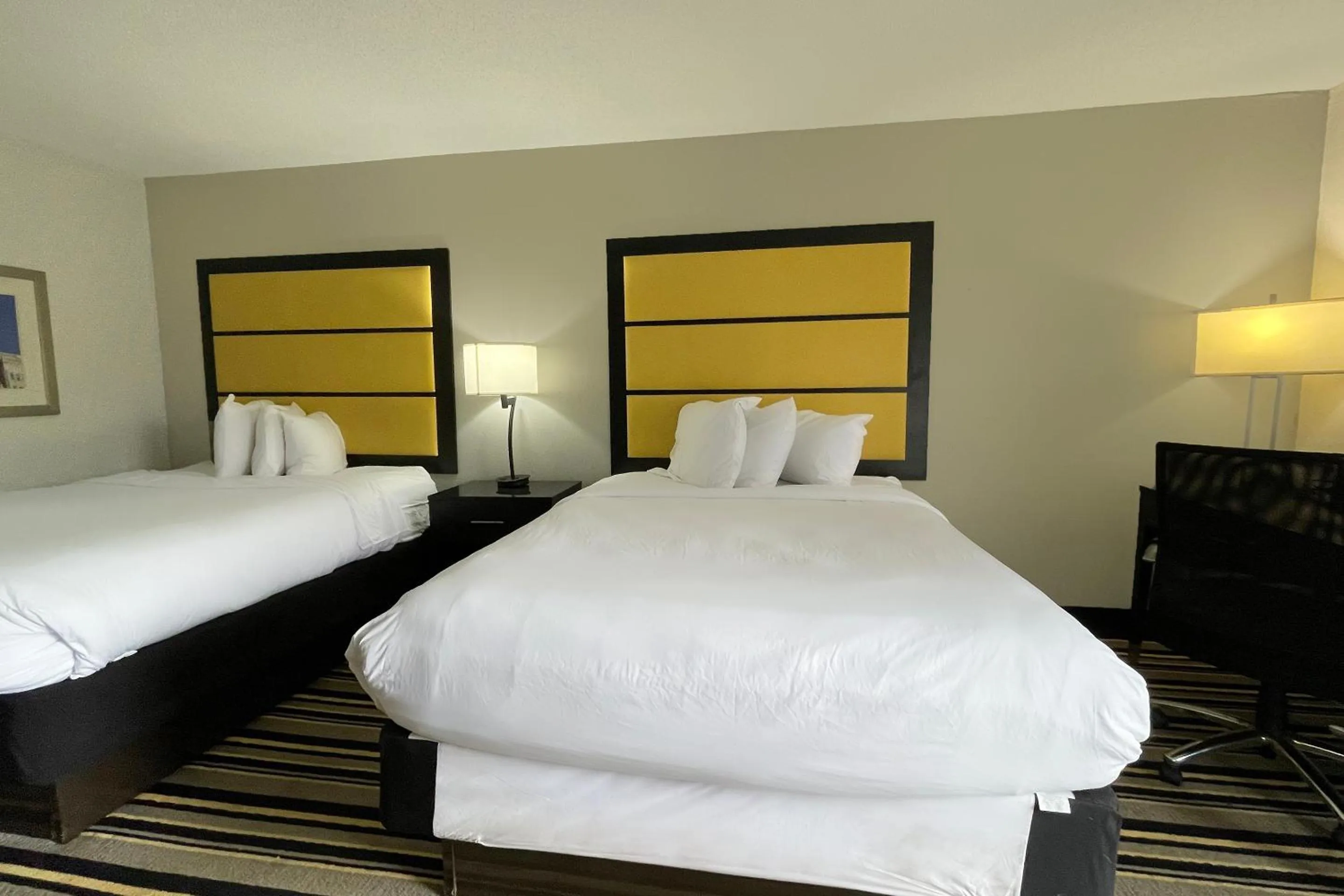 Premium 2 Queen Bed in OYO Townhouse Jackson - Ridgeland