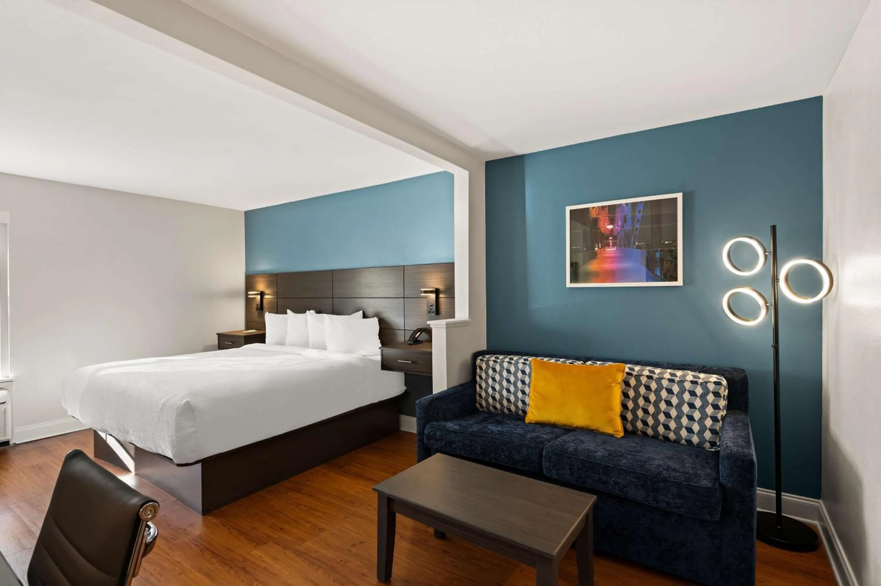 Junior King Suite with Sofa Bed and Wet Bar in Best Western Shackleford