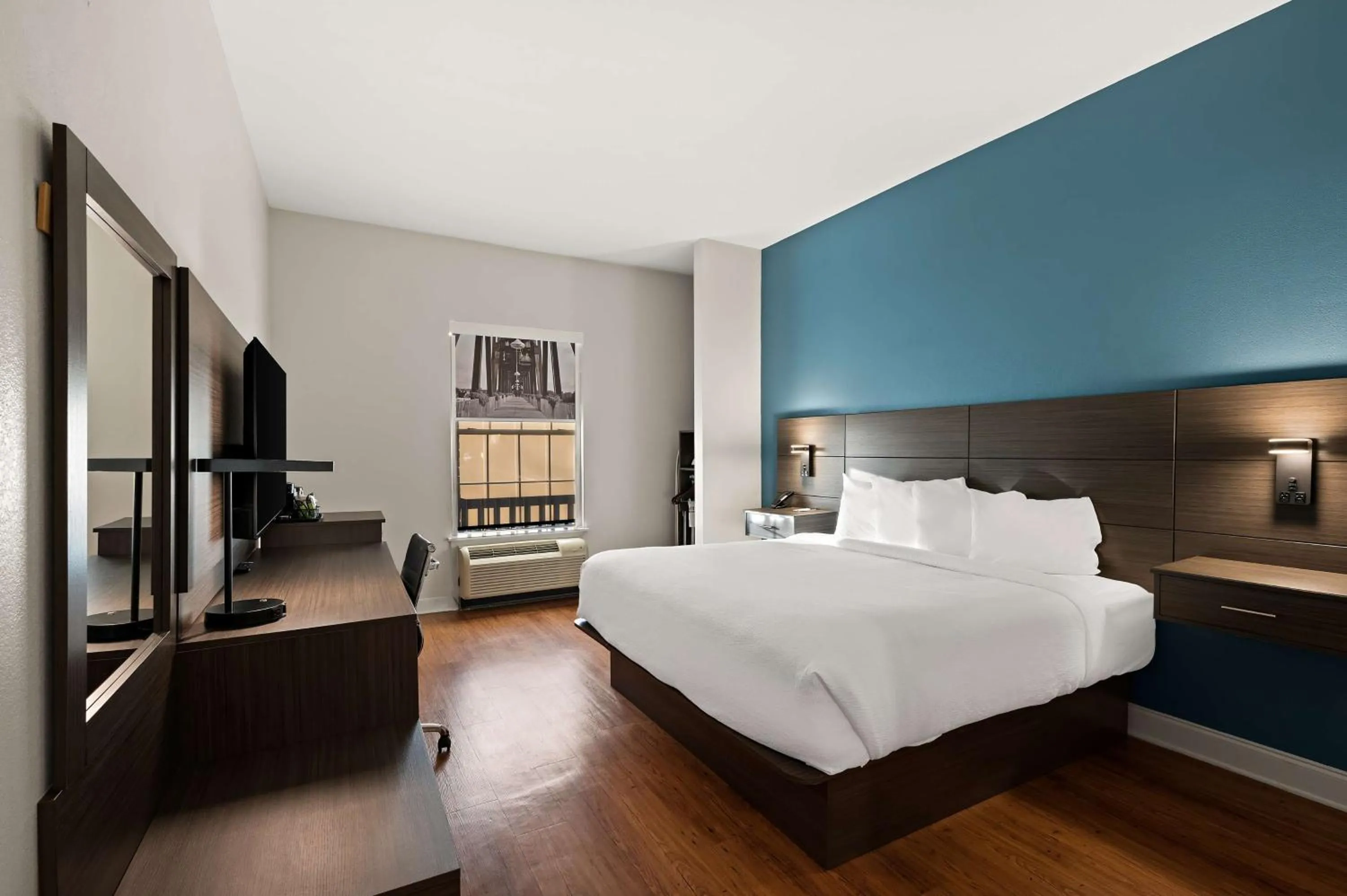 King Room with Roll-In Shower - Mobility Accessible in Best Western Shackleford