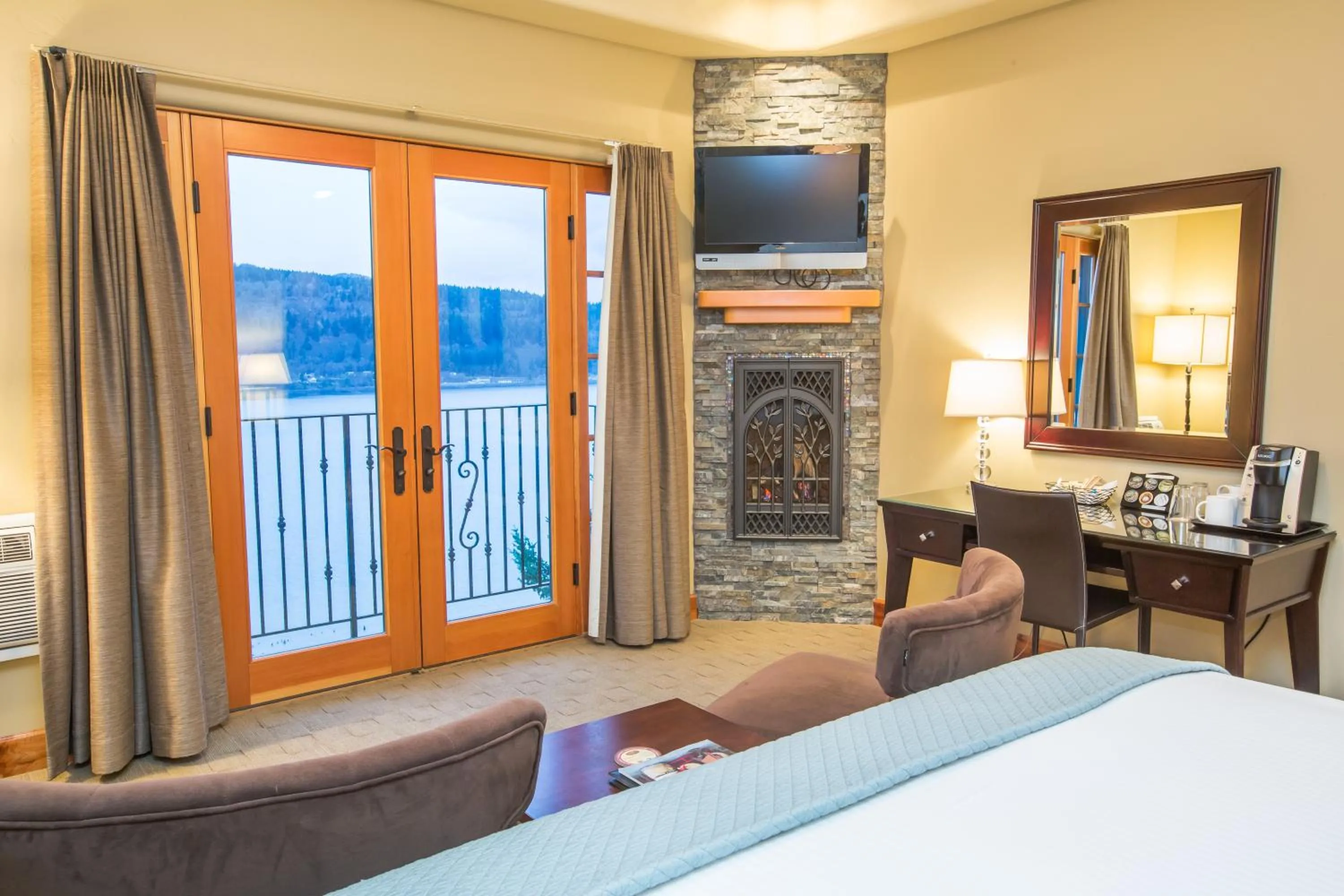 King Room with River View - single occupancy in Columbia Cliff Villas