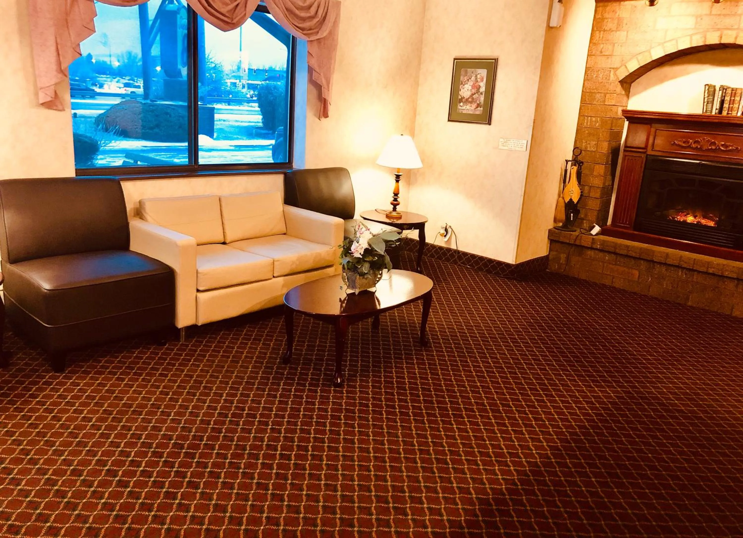 Queen Room - Non-Smoking in Super 8 by Wyndham Woodstock