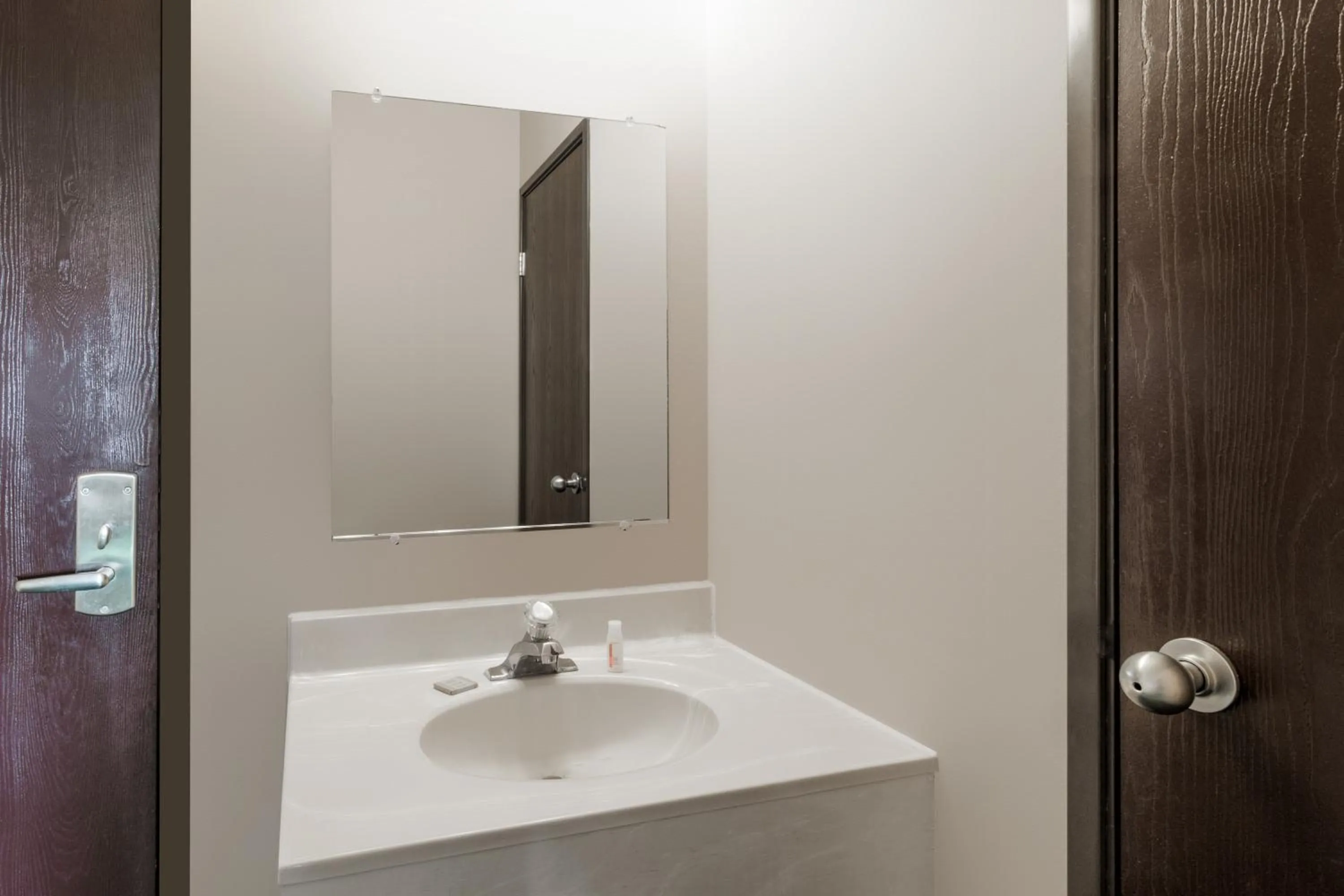 Queen Room - Smoking in Super 8 by Wyndham Woodstock