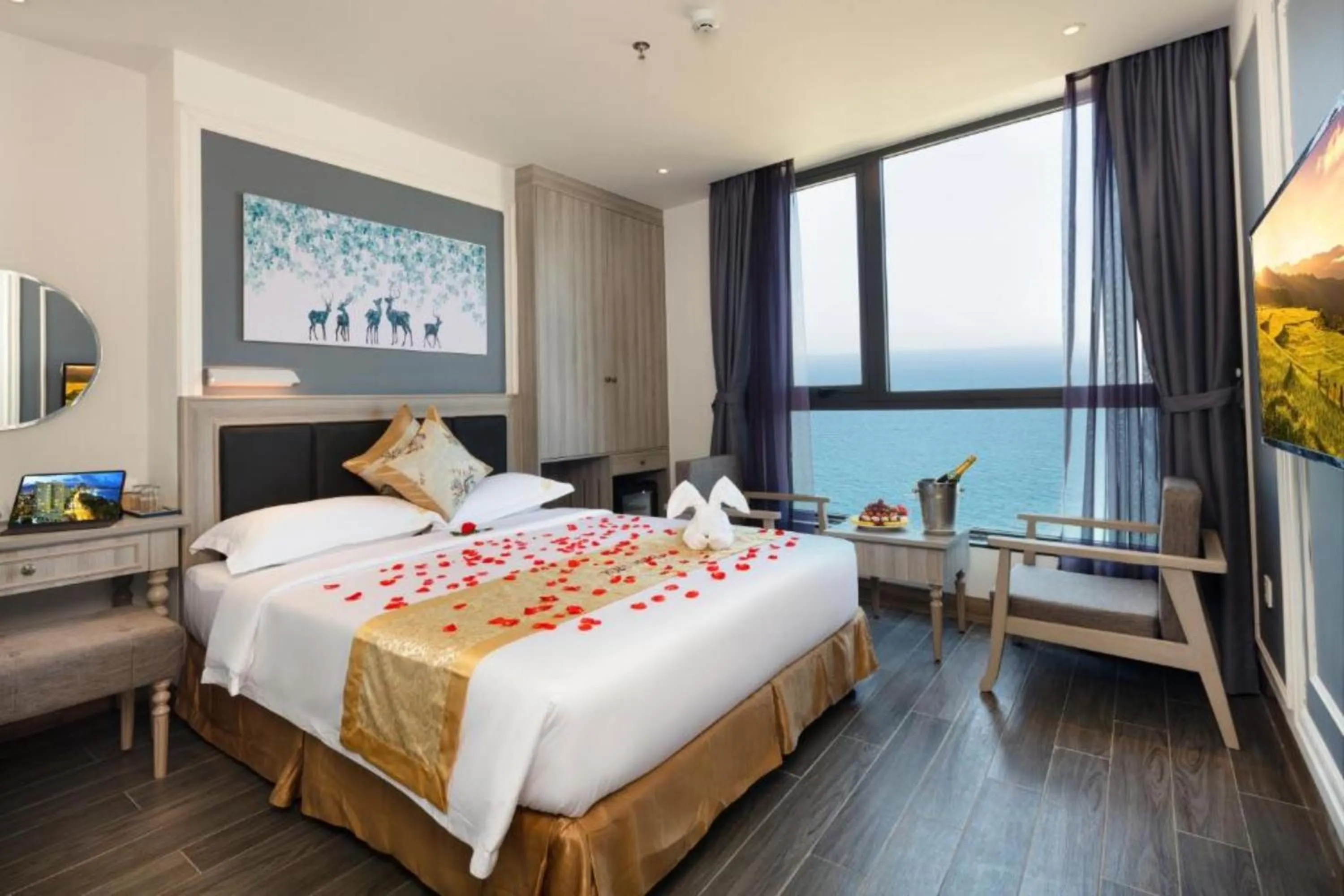 Suite with Sea View in Ruby Luxury Hotel