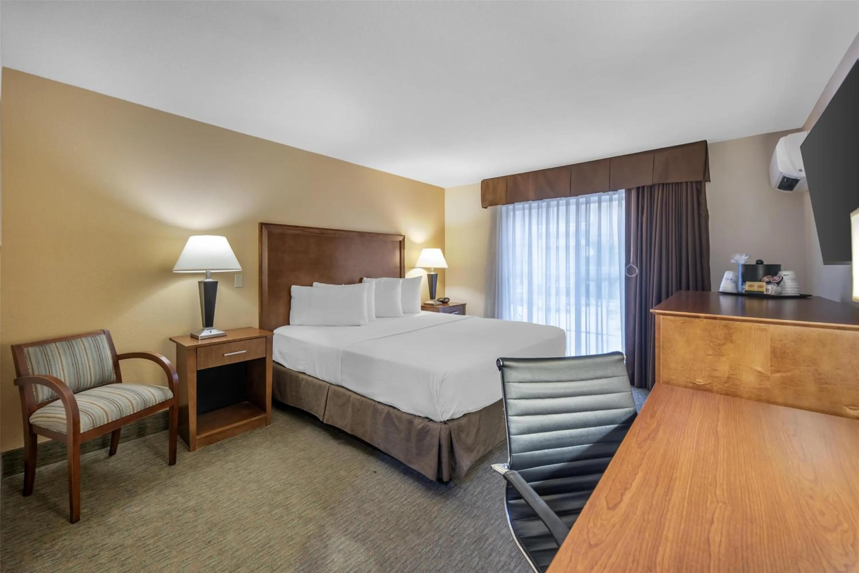 King Room with Bath Tub - Disability Access in Best Western Plus Atrium Inn