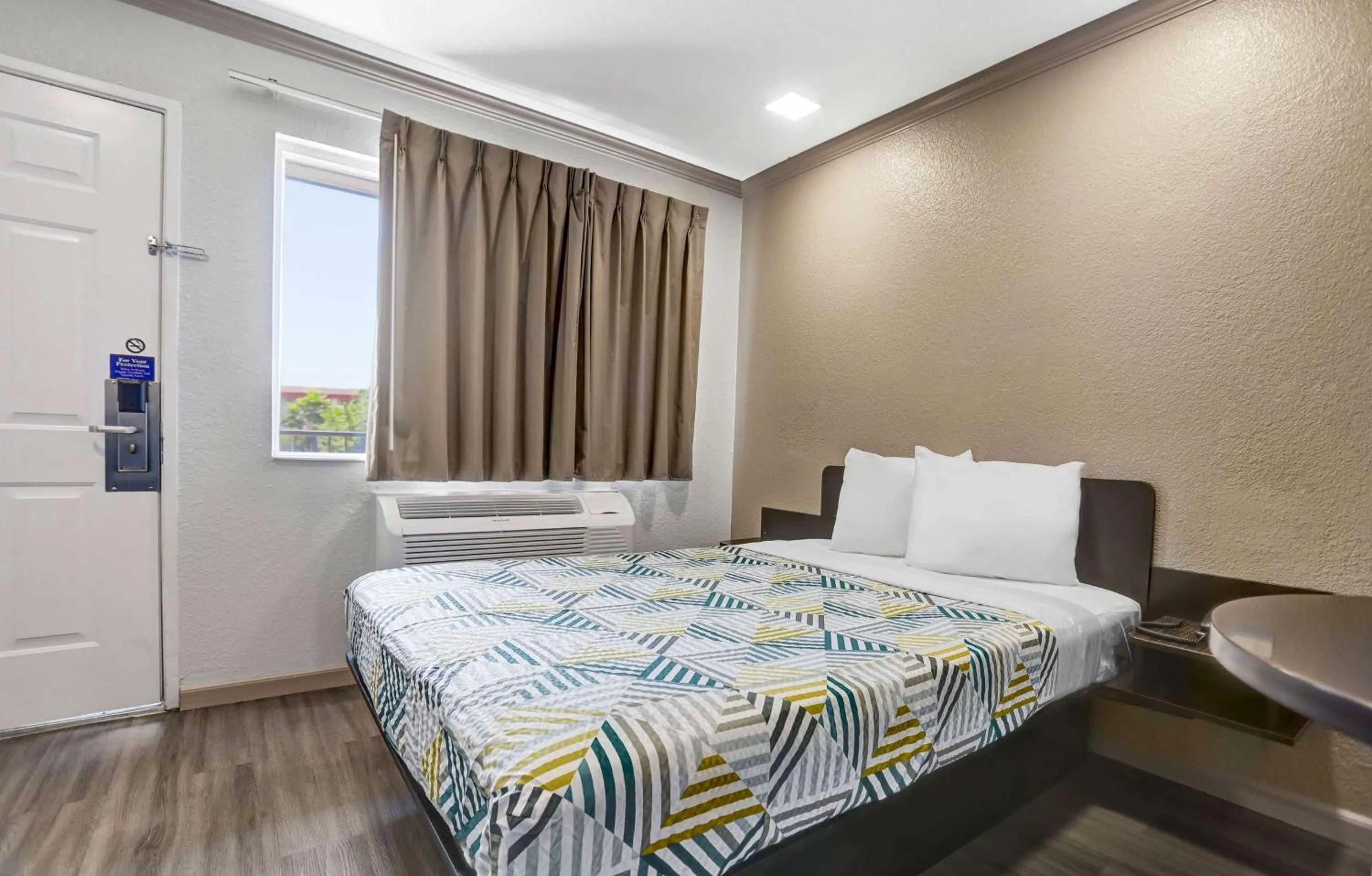 Queen Room - Smoking in Motel 6-Red Bluff, CA