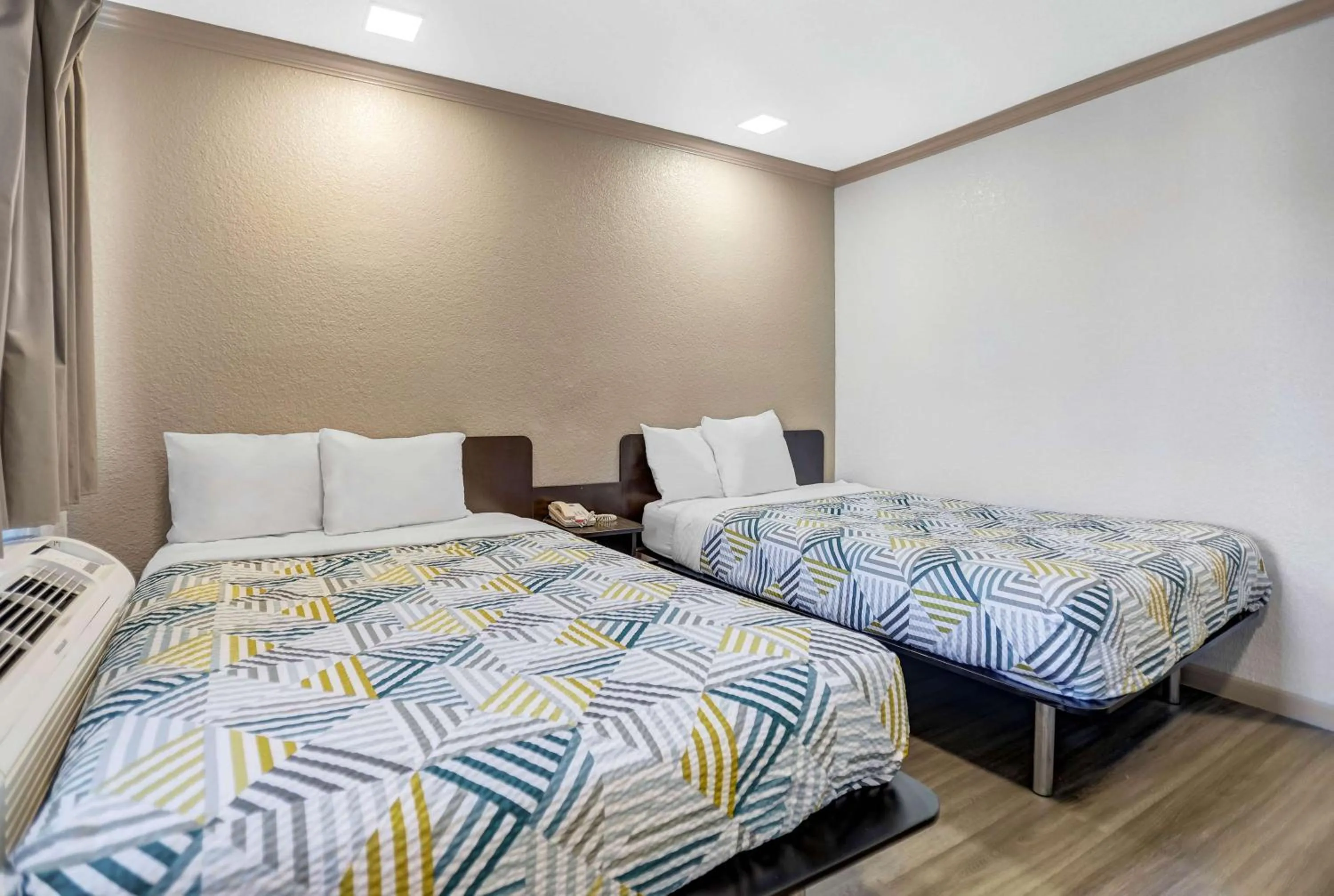 Quadruple Room - Smoking in Motel 6-Red Bluff, CA