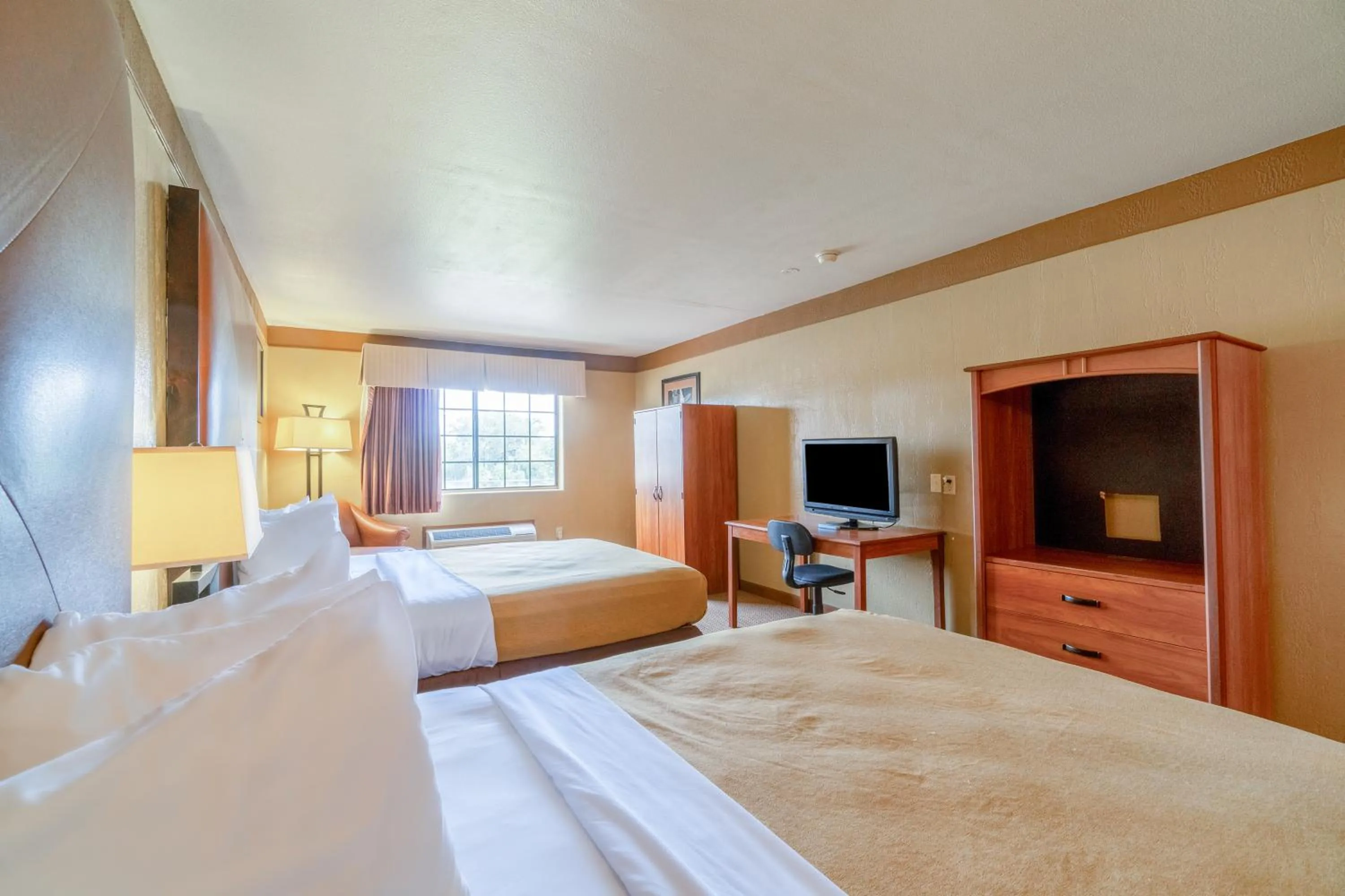 2 Queen Bed Smoking in Texan Inn By OYO Beeville US-181