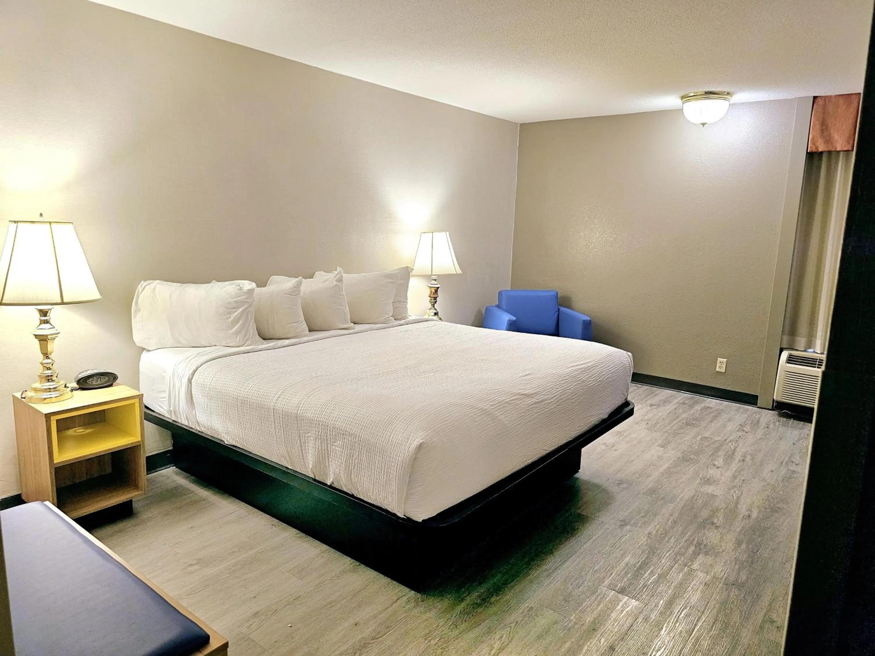1 King Bed, Mobility Accessible Room, Bathtub w/ Grab Bars, Non-Smoking in Days Inn by Wyndham Rolla