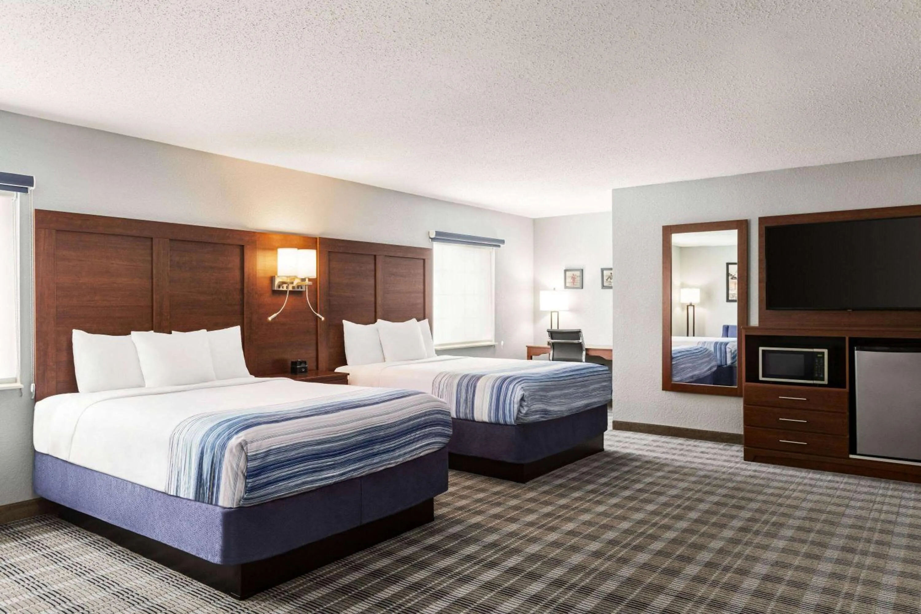 Deluxe Suite with Two Queen Beds - Non-Smoking in AmericInn by Wyndham Williamsburg