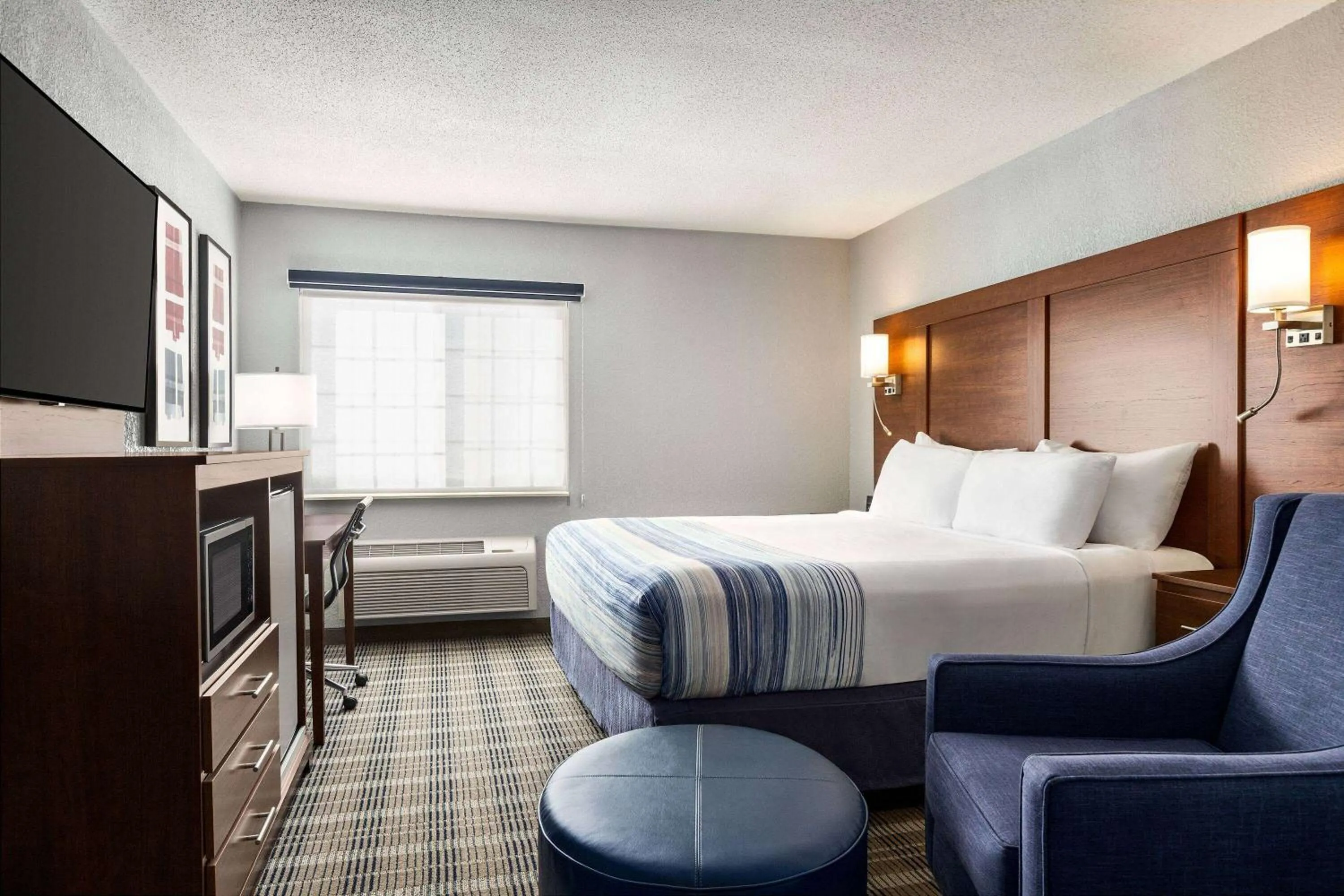 Premier King Suite - Non-Smoking in AmericInn by Wyndham Williamsburg