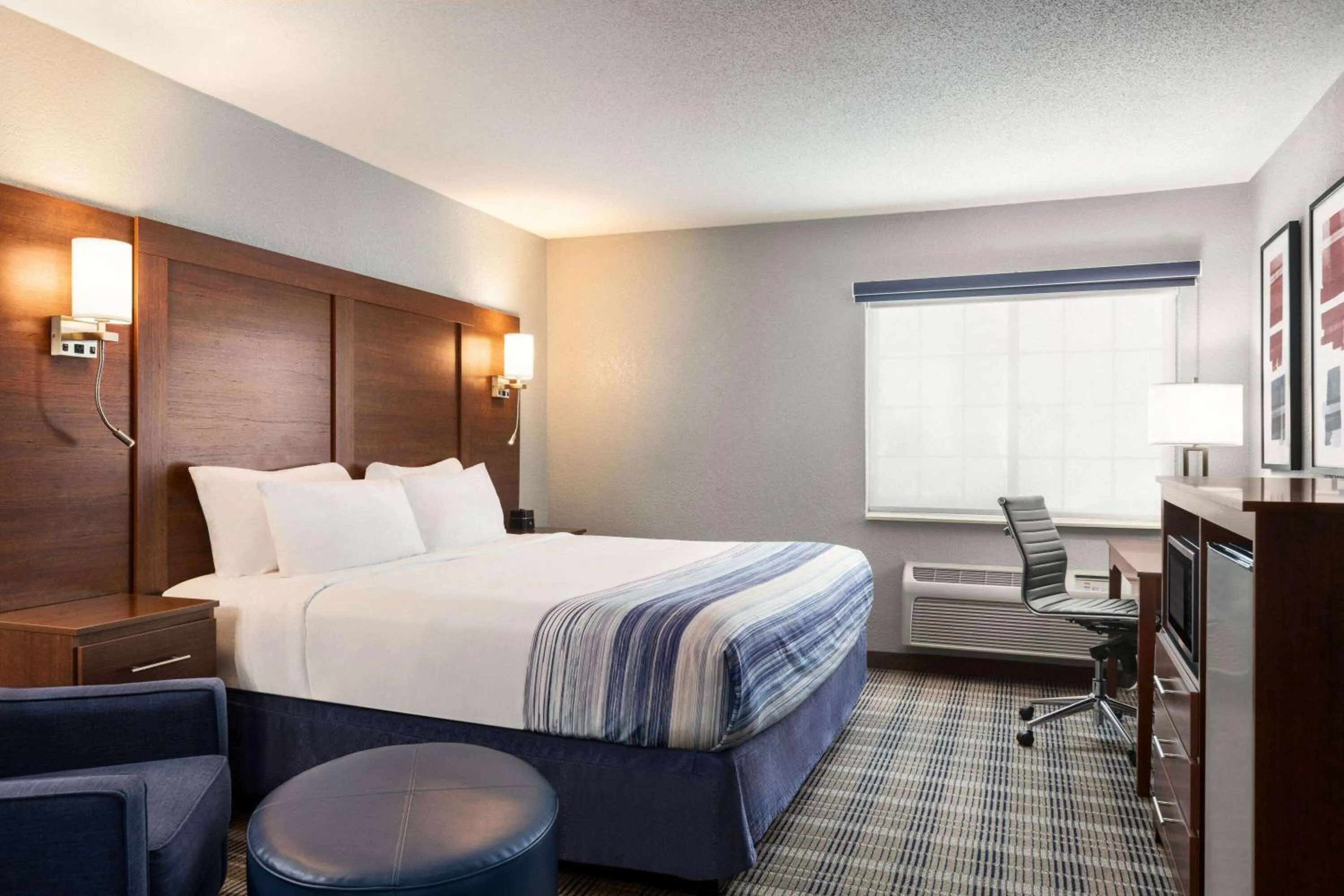King Room with Mobility Access and Bathtub with Grab Bars, Non-Smoking in AmericInn by Wyndham Williamsburg
