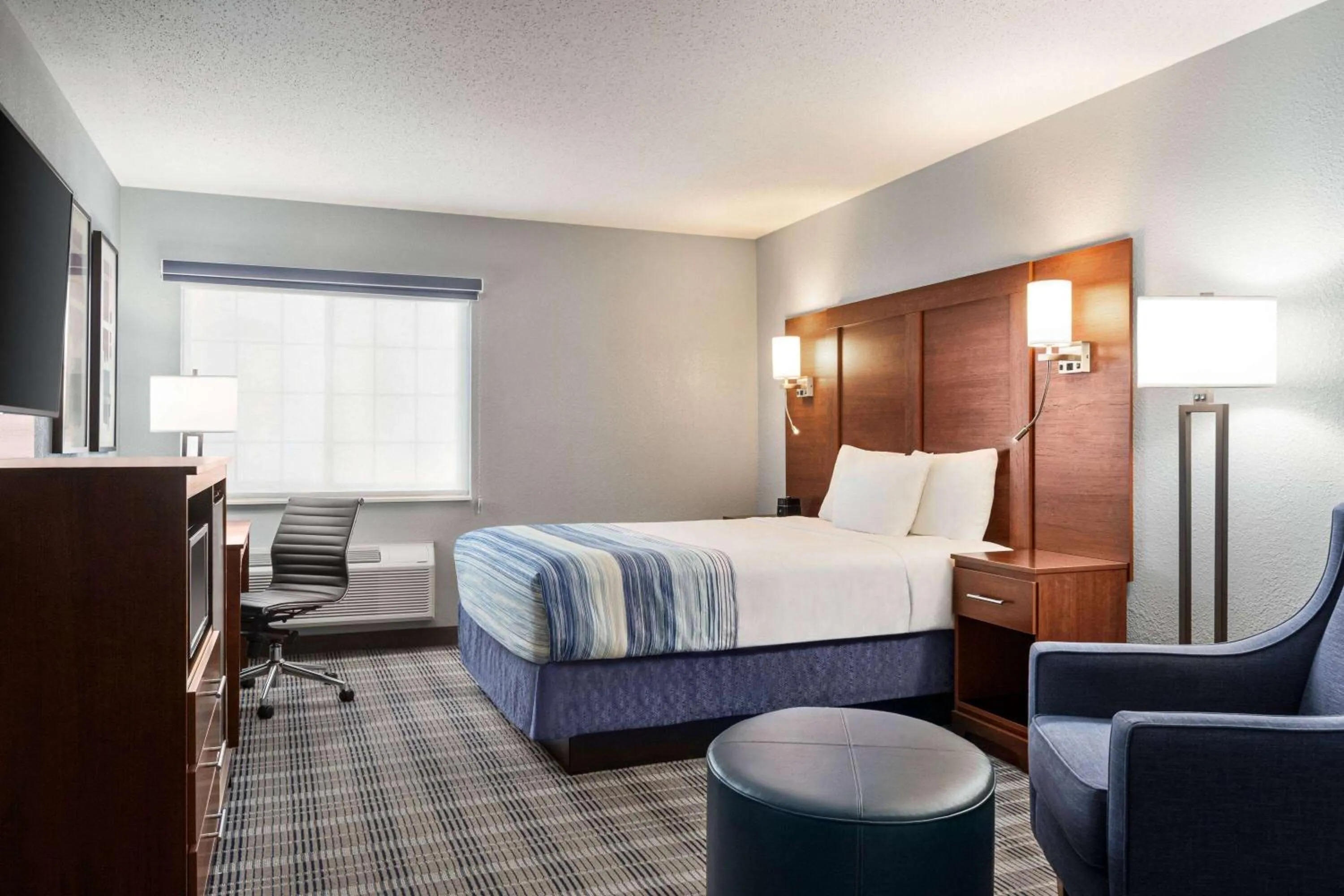 Queen Room with Mobility Access and Roll-In Shower, Non-Smoking in AmericInn by Wyndham Williamsburg