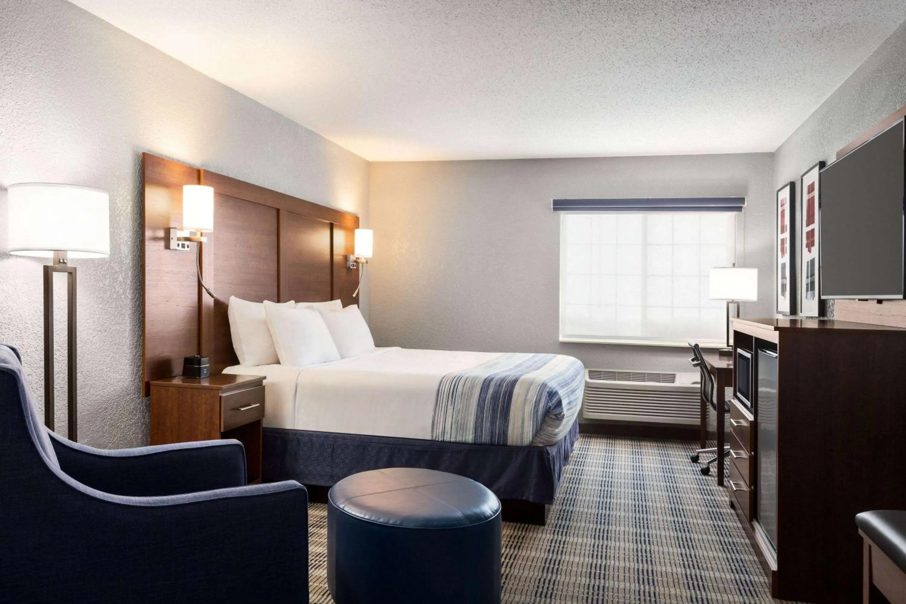 King Room - Non-Smoking in AmericInn by Wyndham Williamsburg