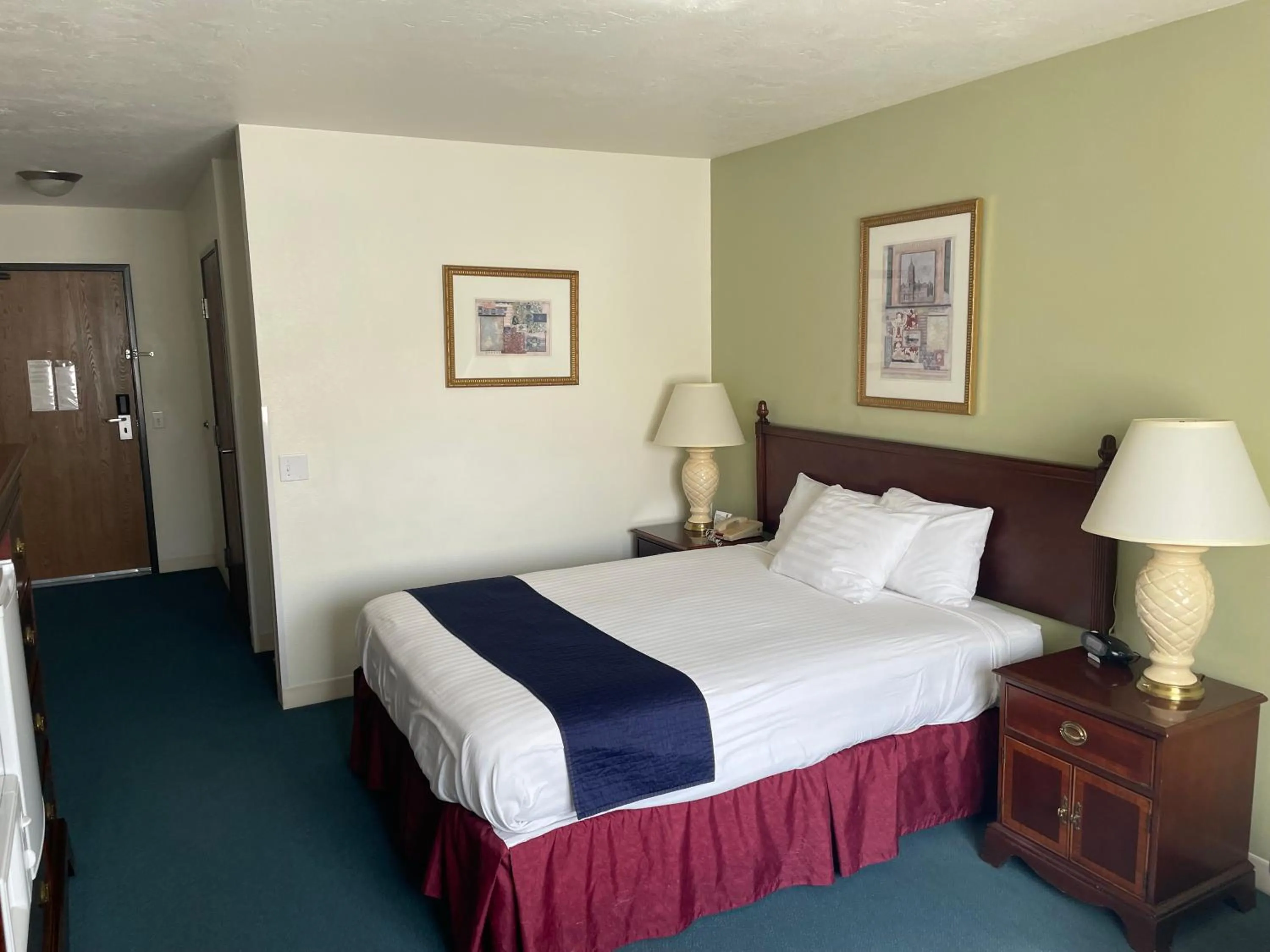 Queen Room with Bath Tub - Mobility Accessible/Non-Smoking in Super 8 by Wyndham Montpelier