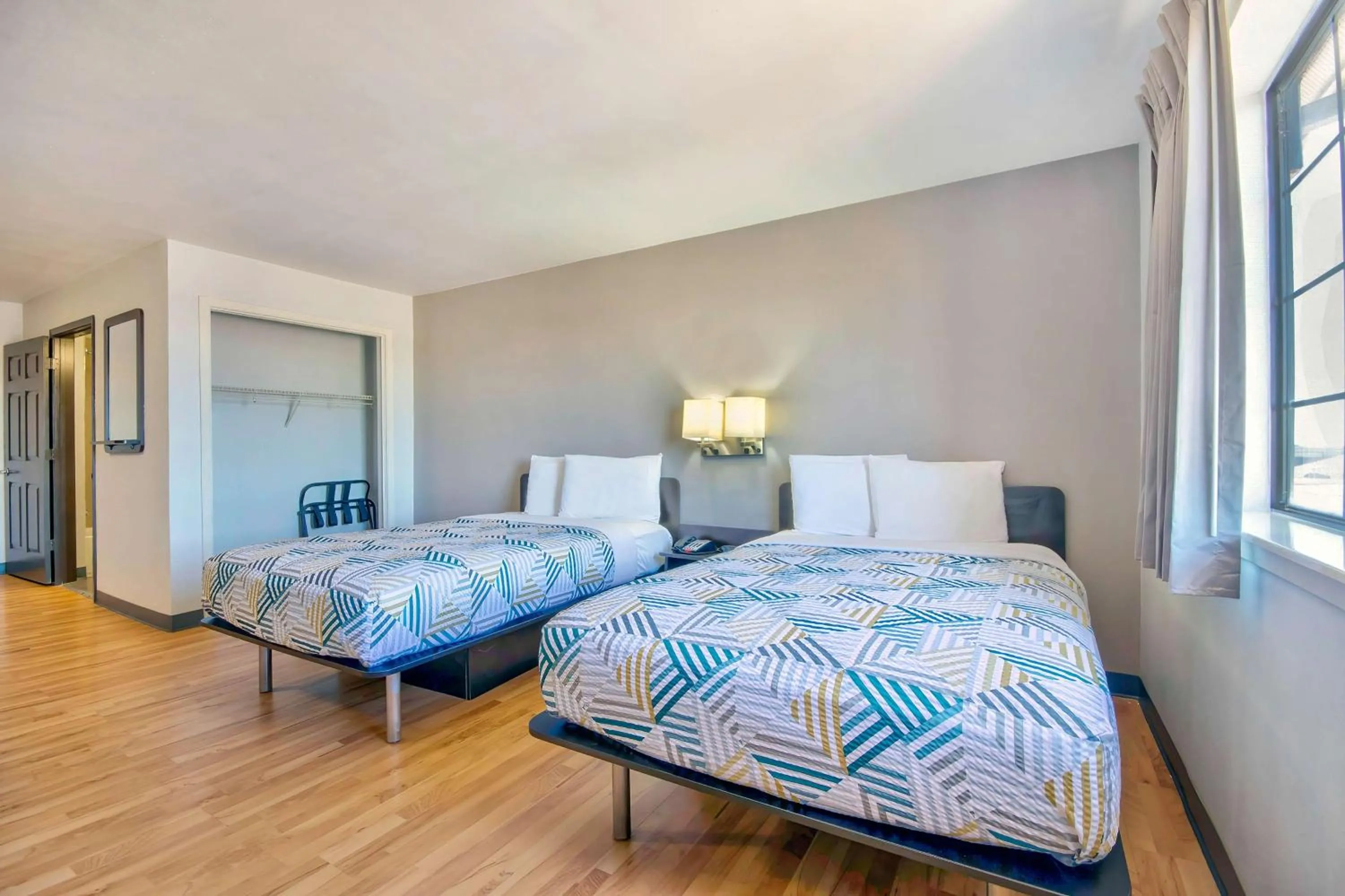 Quadruple Room - Smoking in Studio 6-Port Arthur, TX - SE