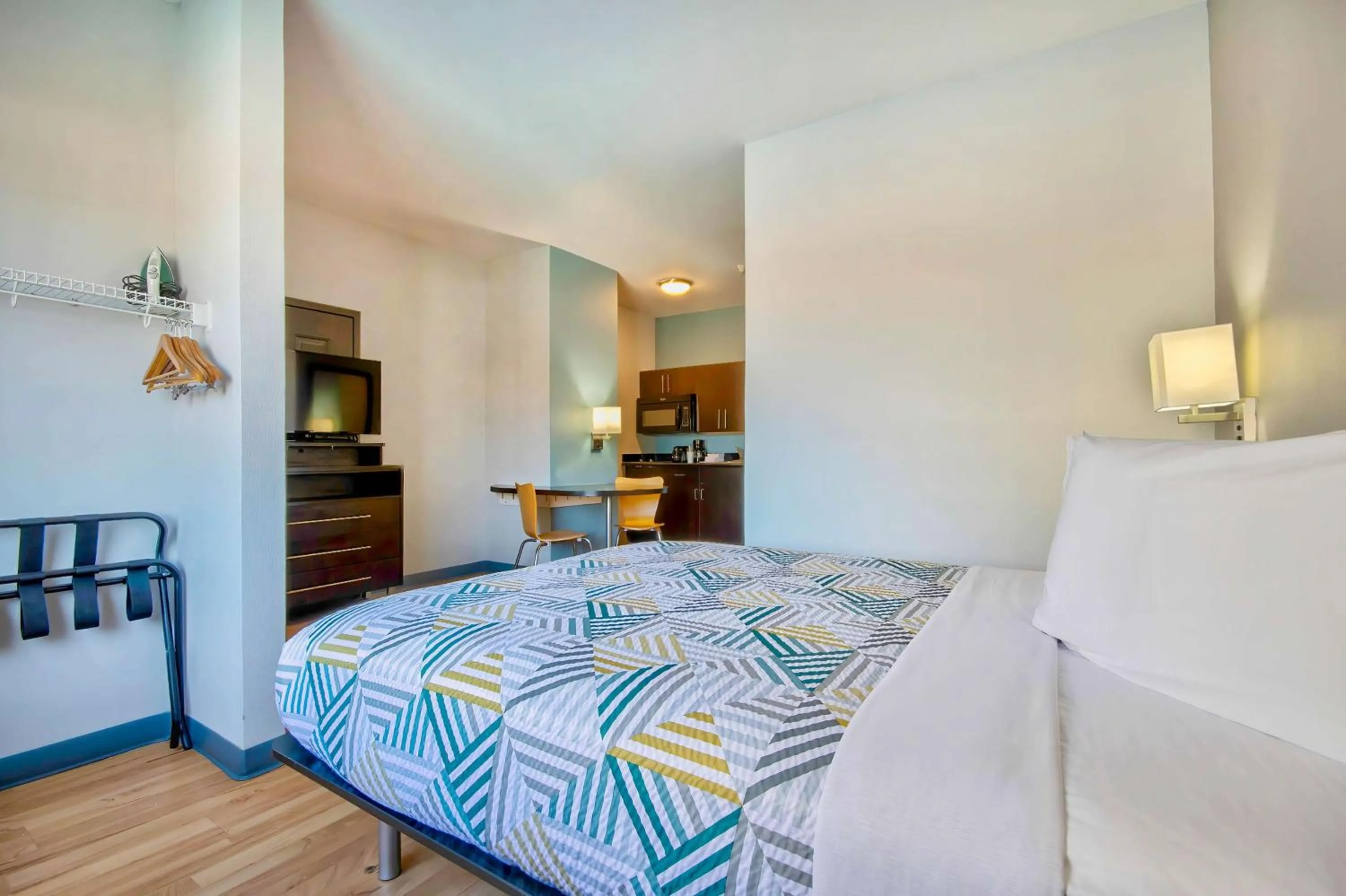 Queen Room - Smoking in Studio 6-Port Arthur, TX - SE