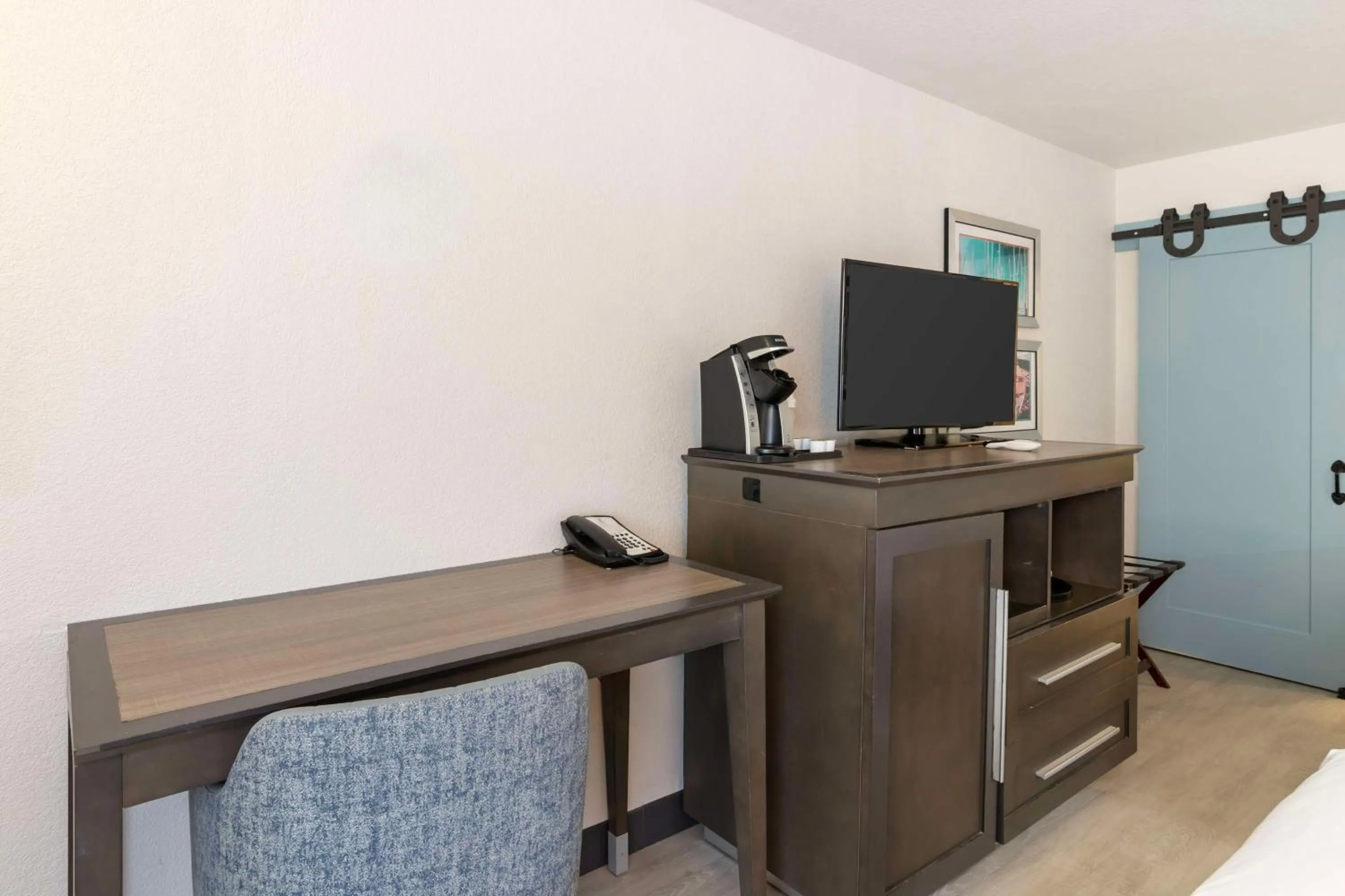 Queen Room with Two Queen Beds and Courtyard View - Non-Smoking in Best Western Plus St. Simons