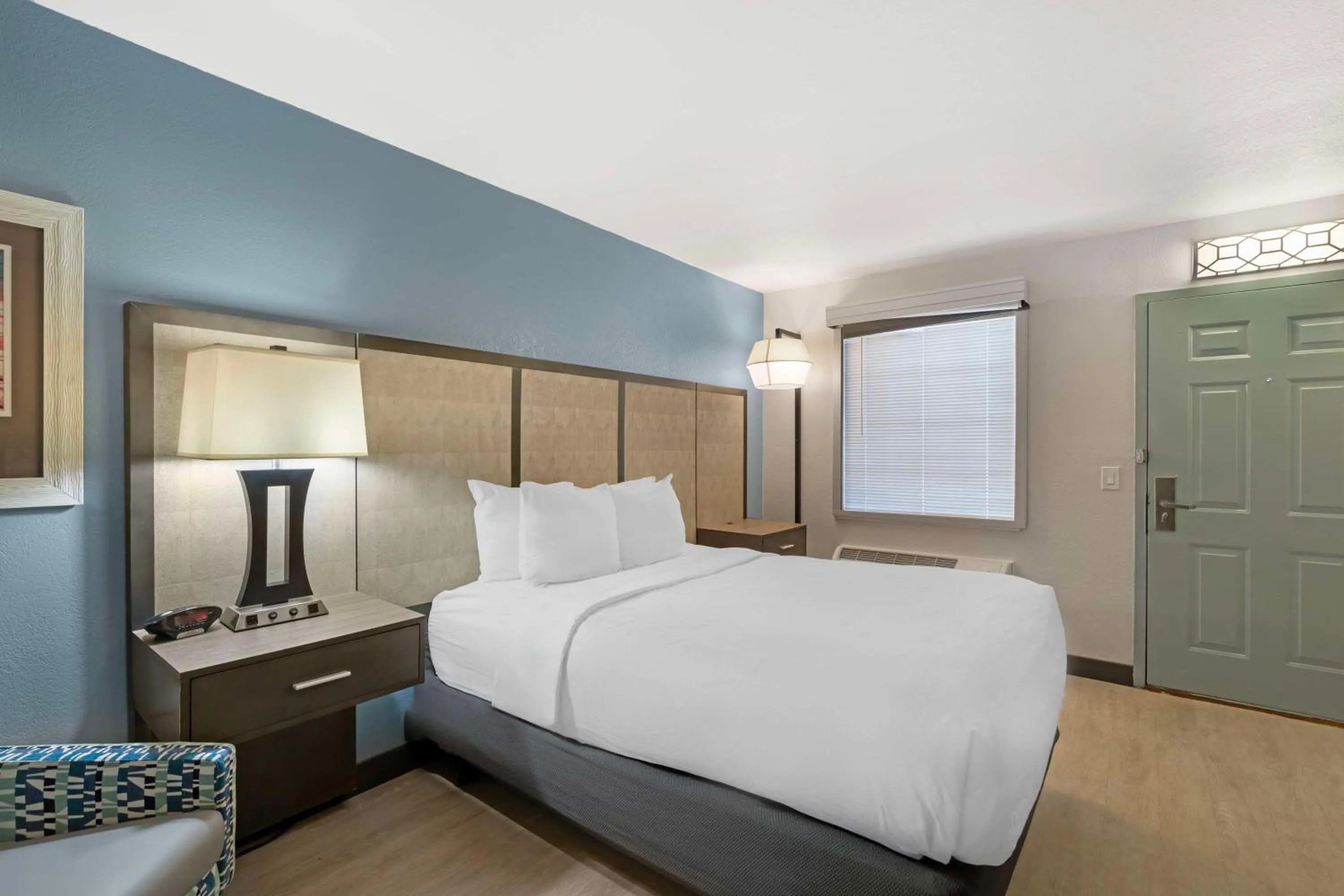 Queen Room with Roll-In Shower - Mobility Access in Best Western Plus St. Simons