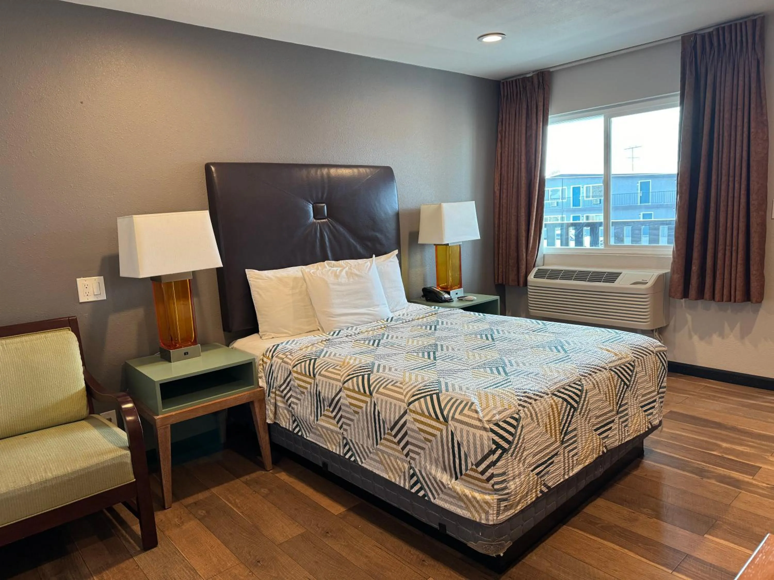 Standard Queen Room - Non-Smoking in Motel 6 Ridgecrest, CA China Lake