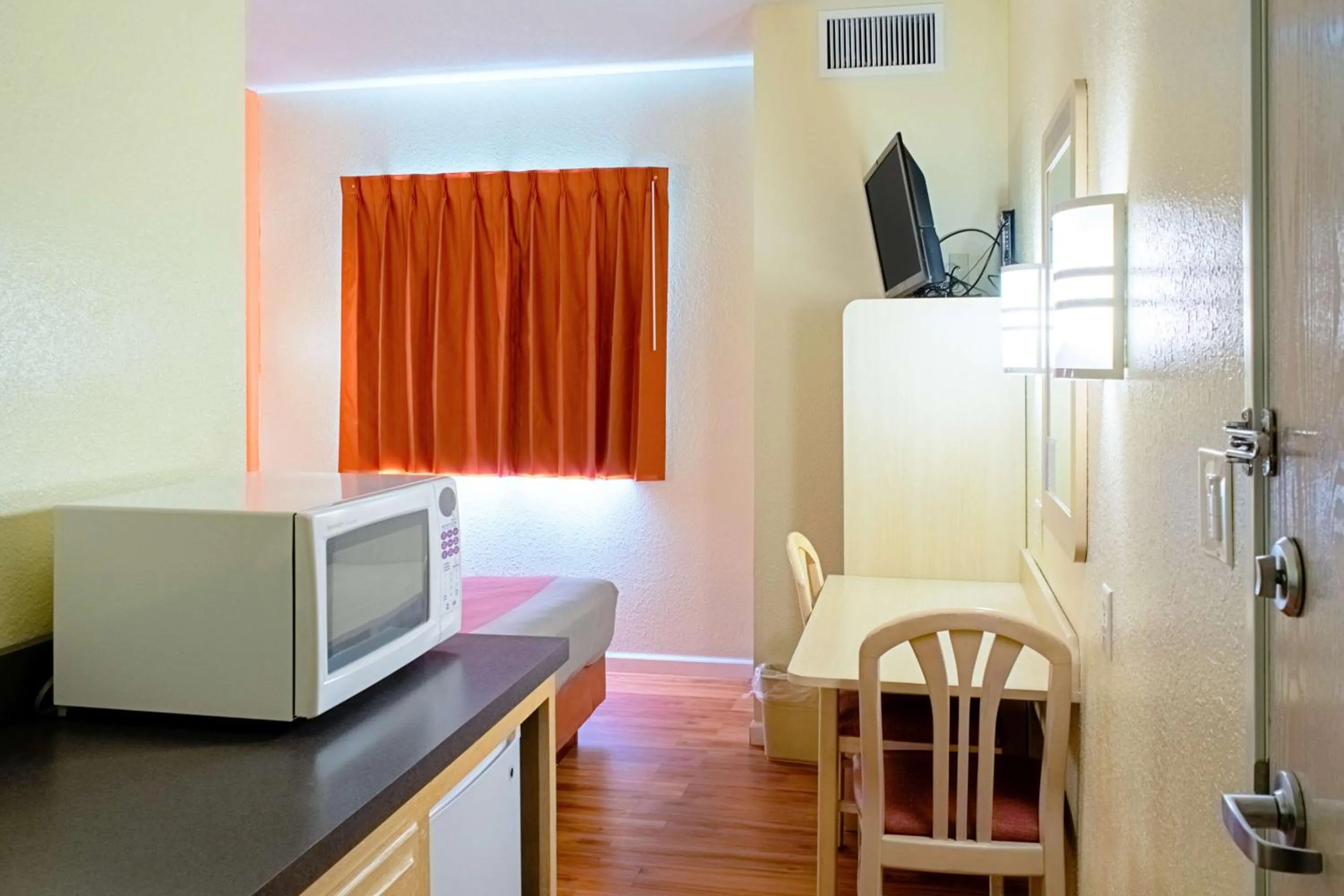 Queen Room - single occupancy - Non-Smoking in Motel 6-Seymour, IN - North