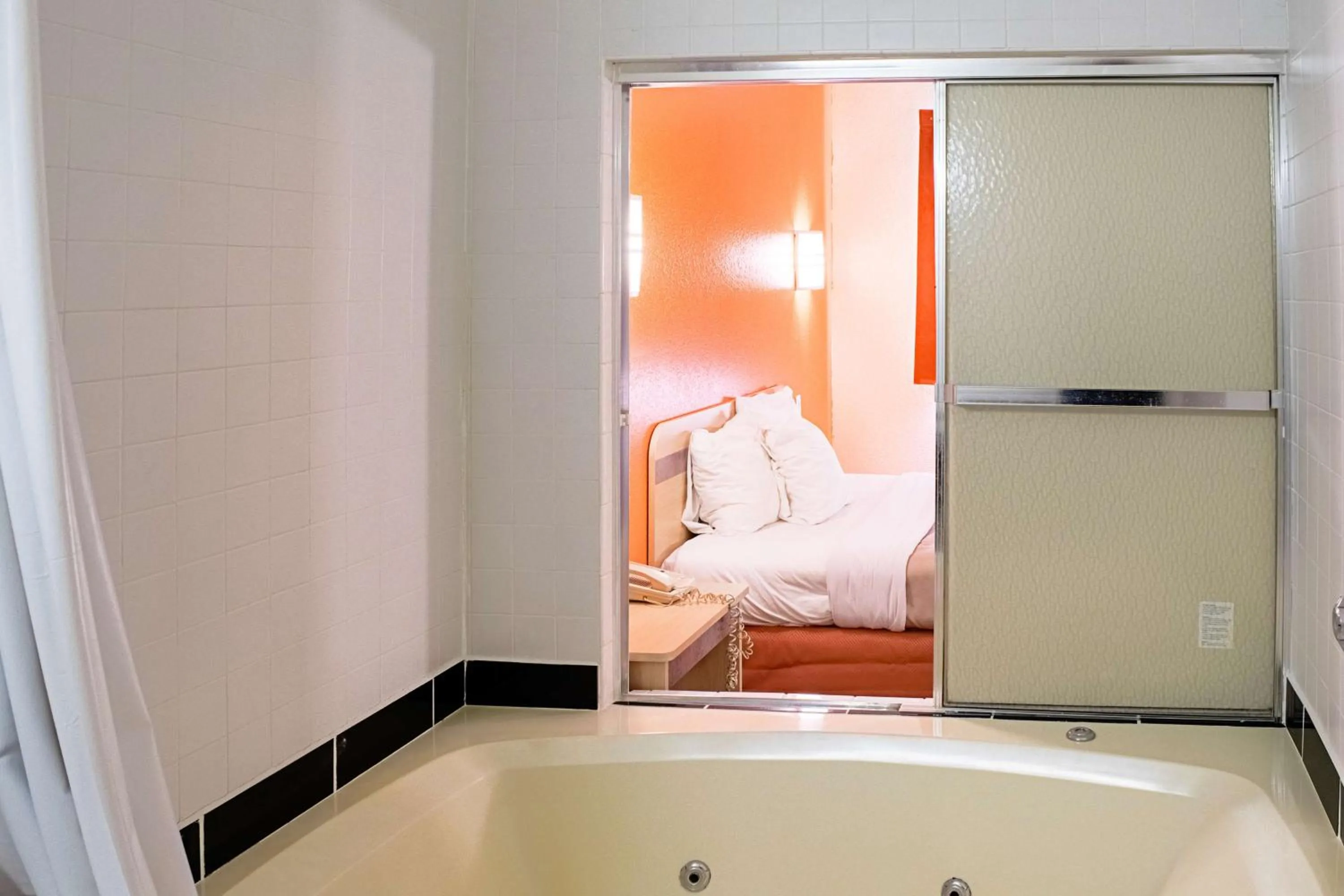 Queen Suite with Spa Bath - single occupancy - Non-Smoking in Motel 6-Seymour, IN - North