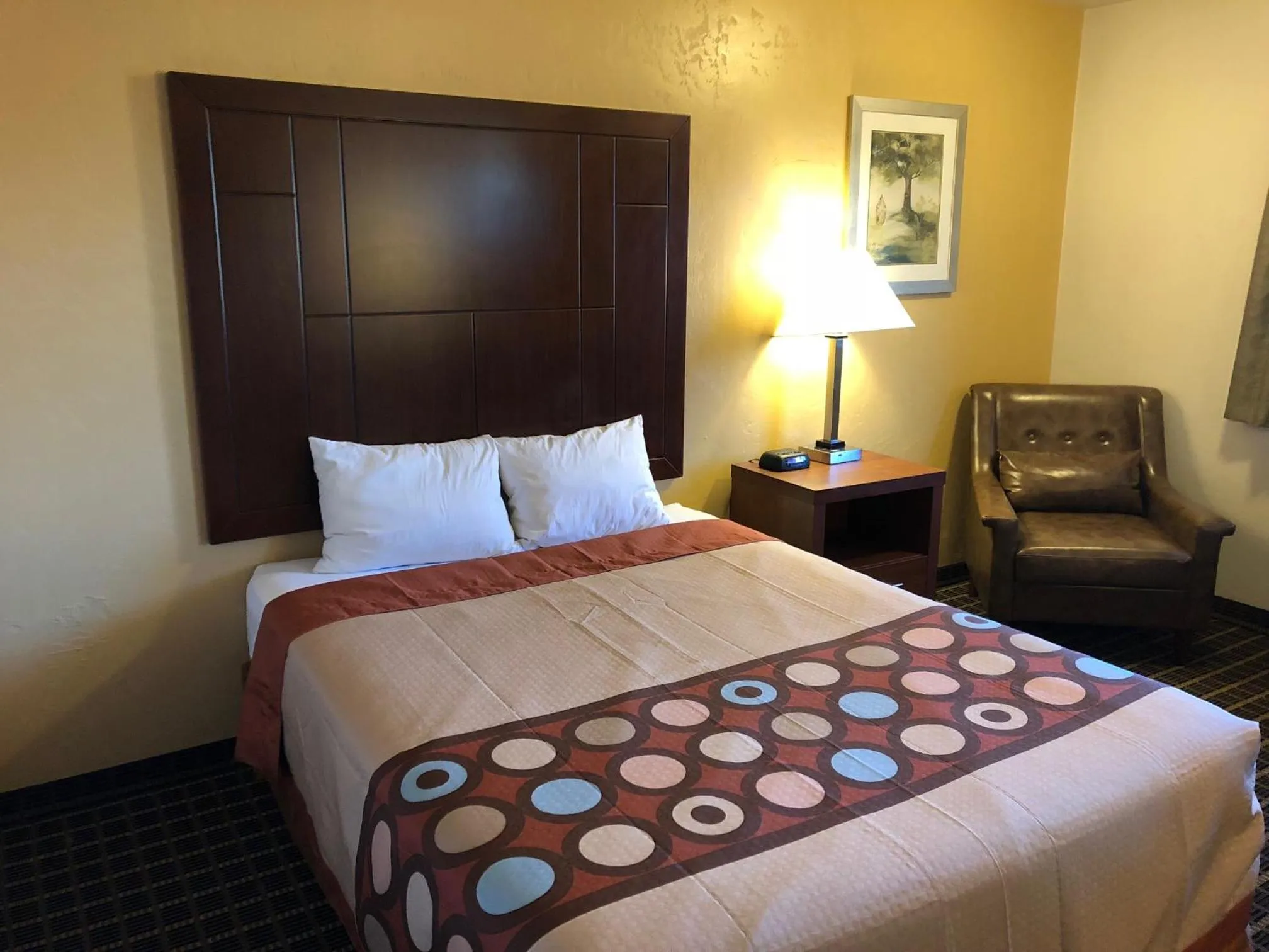 Queen Room - Disability Access - Non-Smoking in Super 8 by Wyndham Klamath Falls
