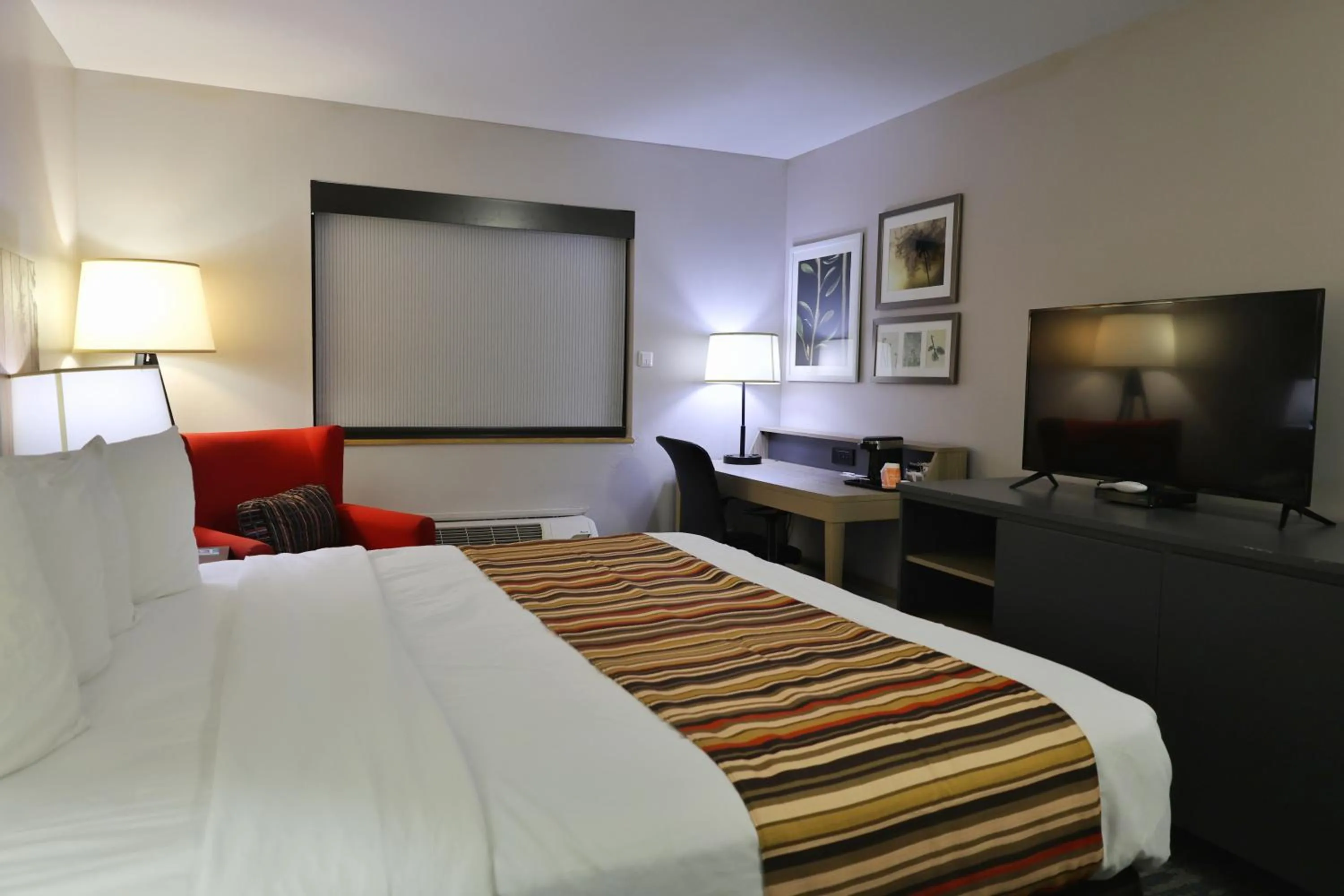 King Room in Country Inn & Suites by Radisson, Sparta, WI